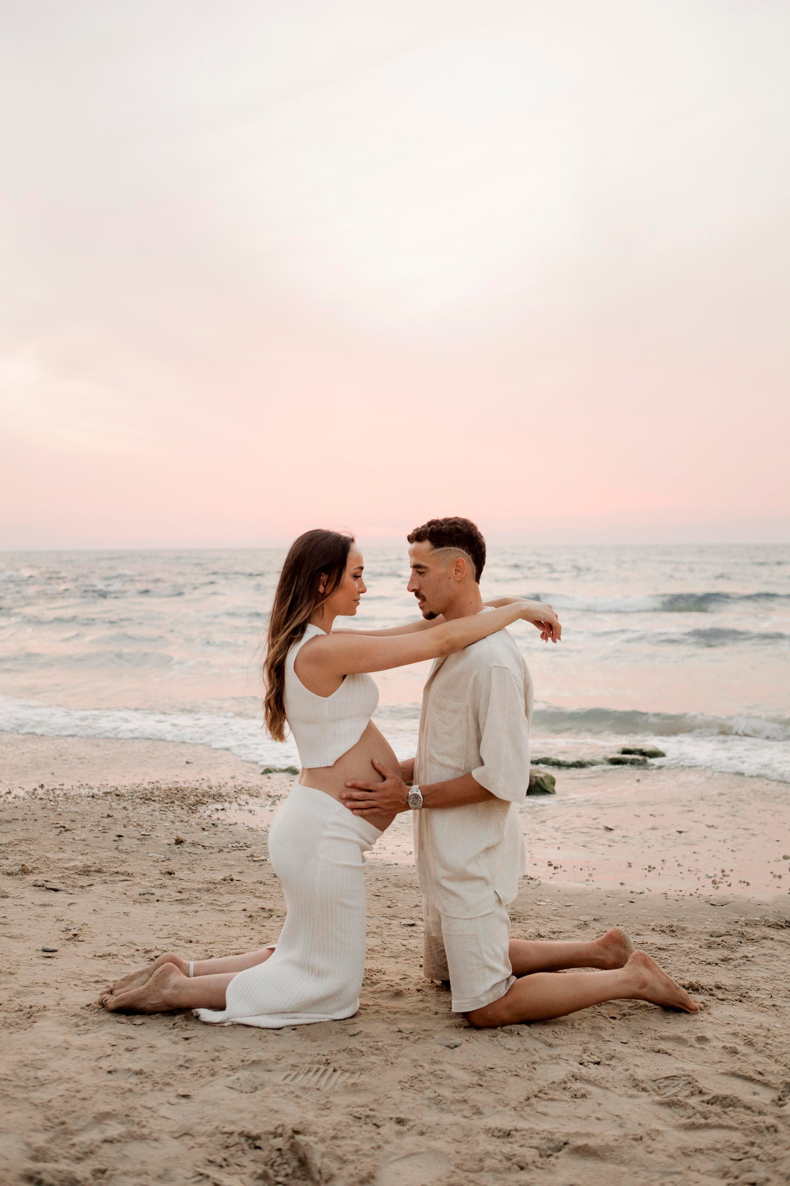 Pregnancy photoshoot near the sea. Главная