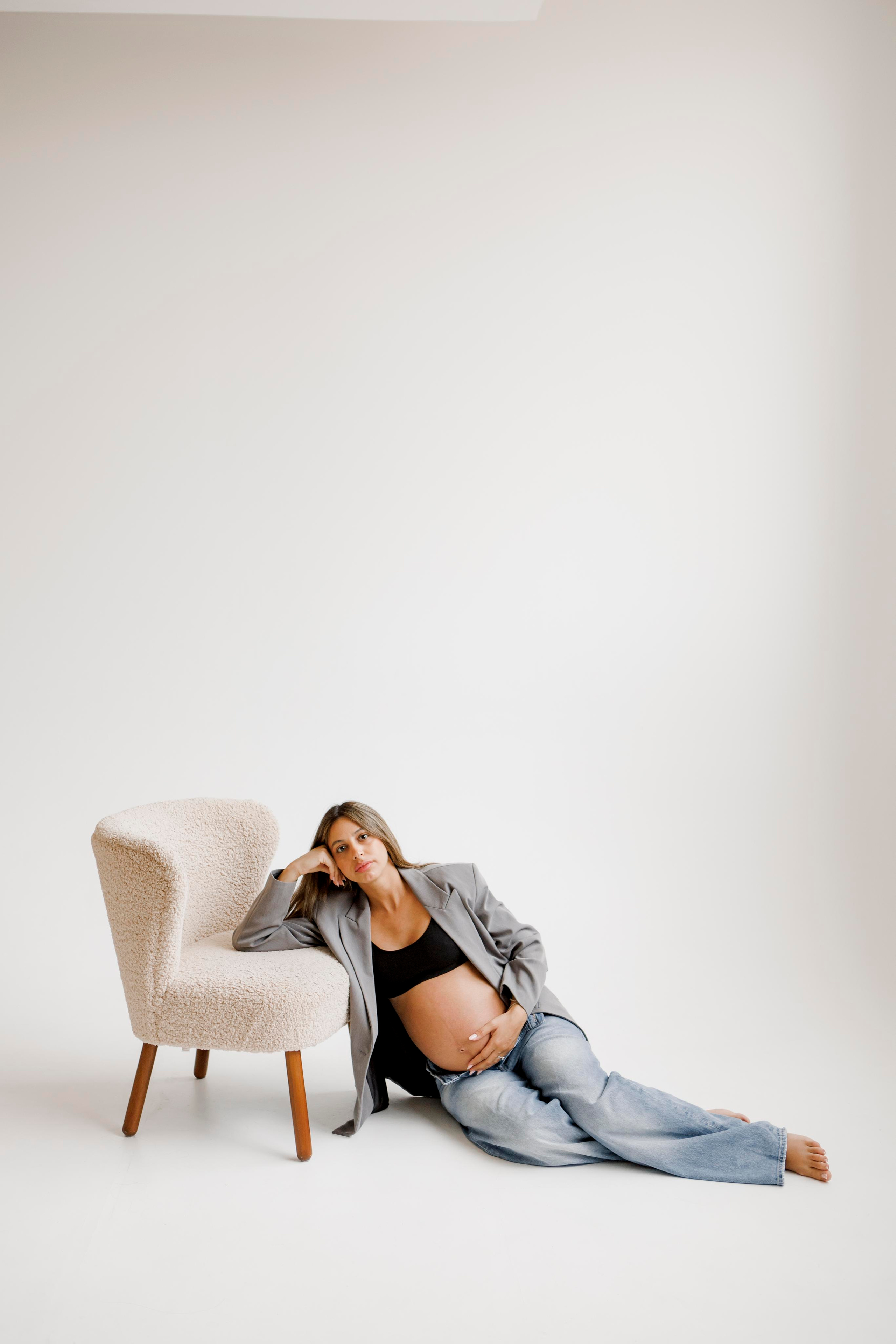 Pregnancy photoshoot inside the White studio. Главная