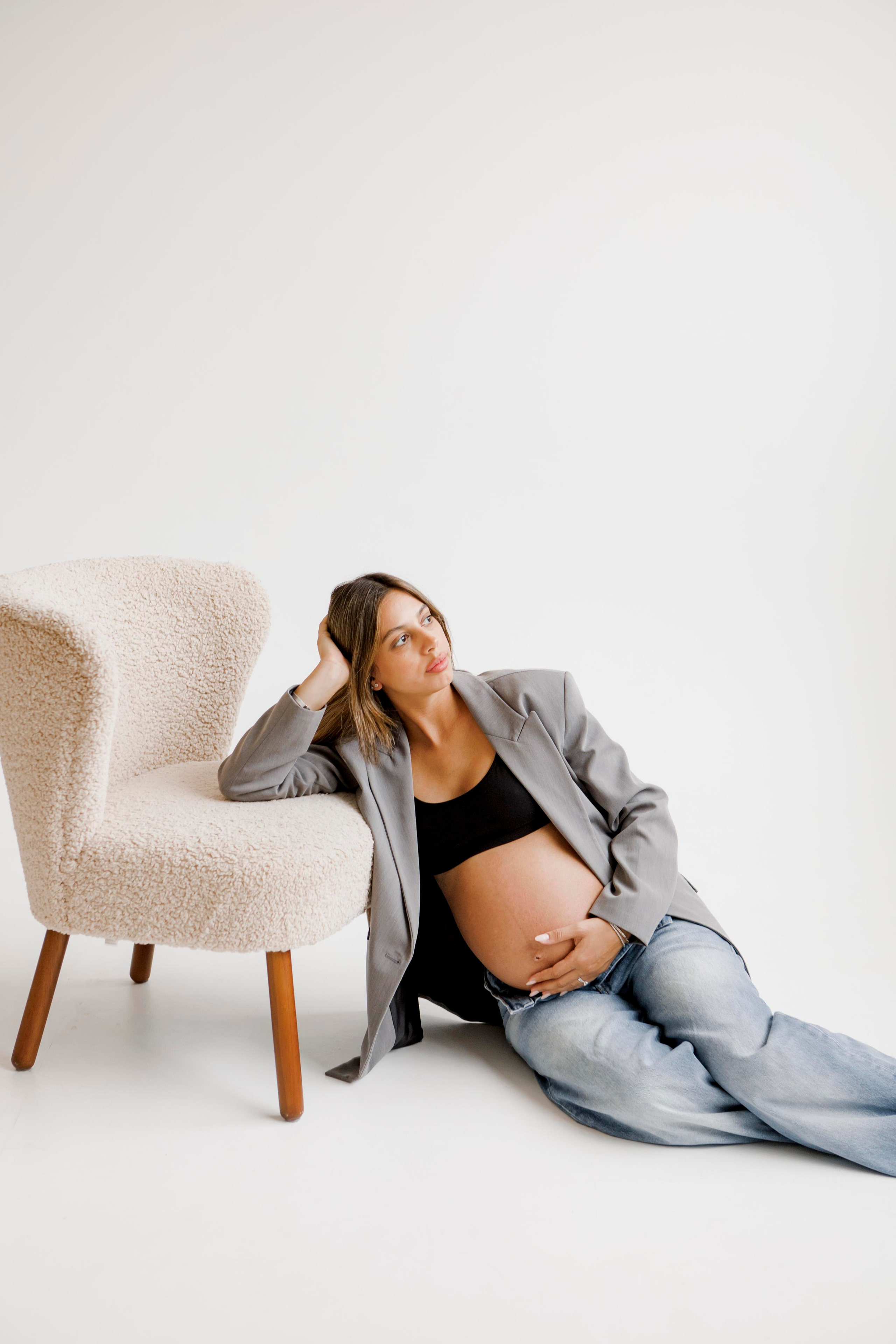 Pregnancy photoshoot inside the White studio. Главная