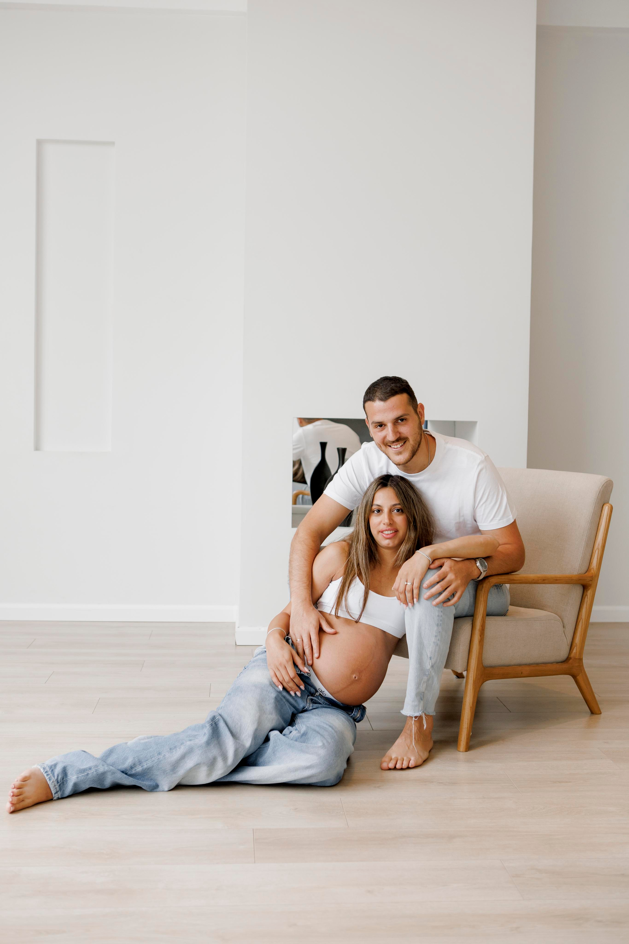 Pregnancy photoshoot inside the White studio. Главная