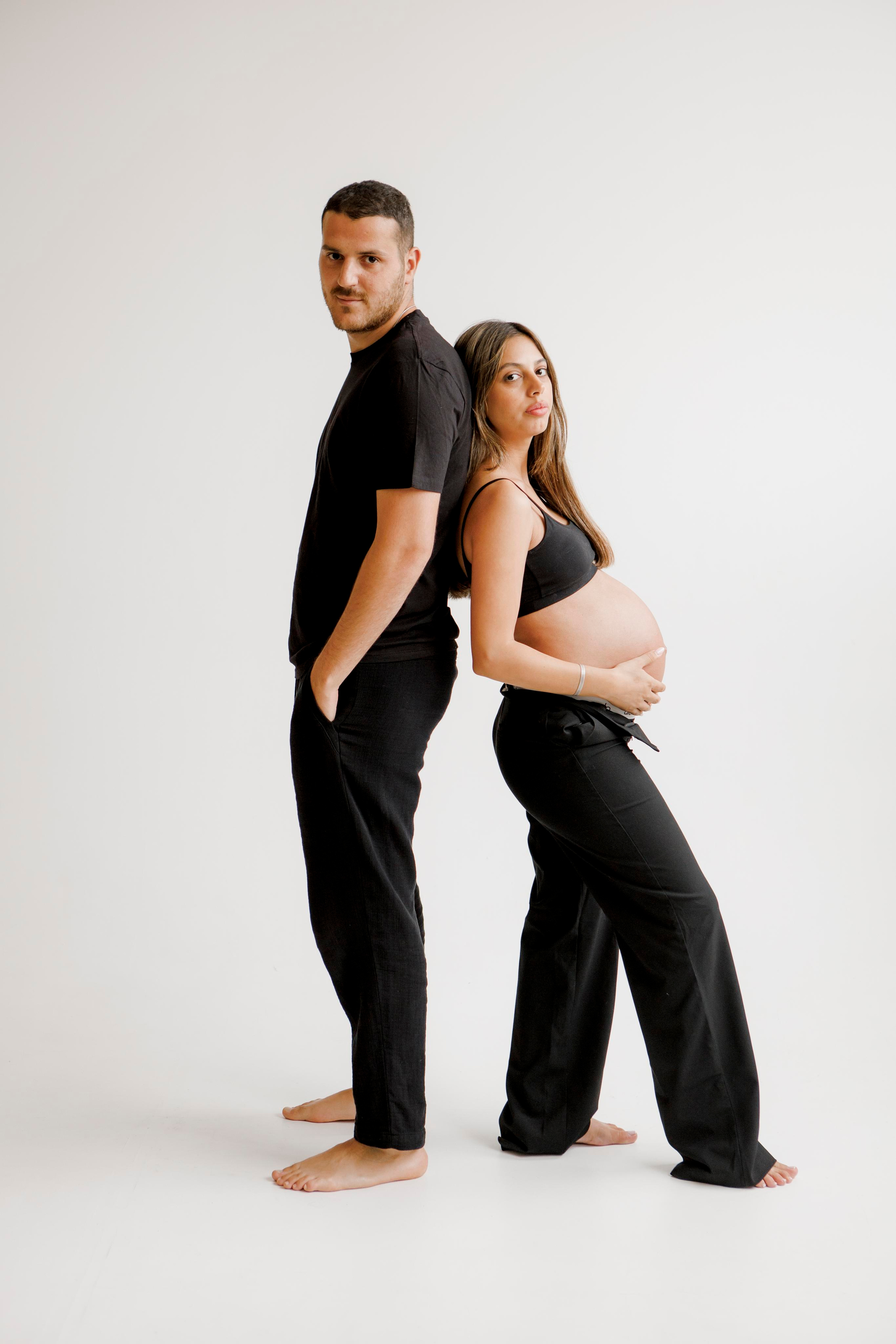 Pregnancy photoshoot inside the White studio. Главная