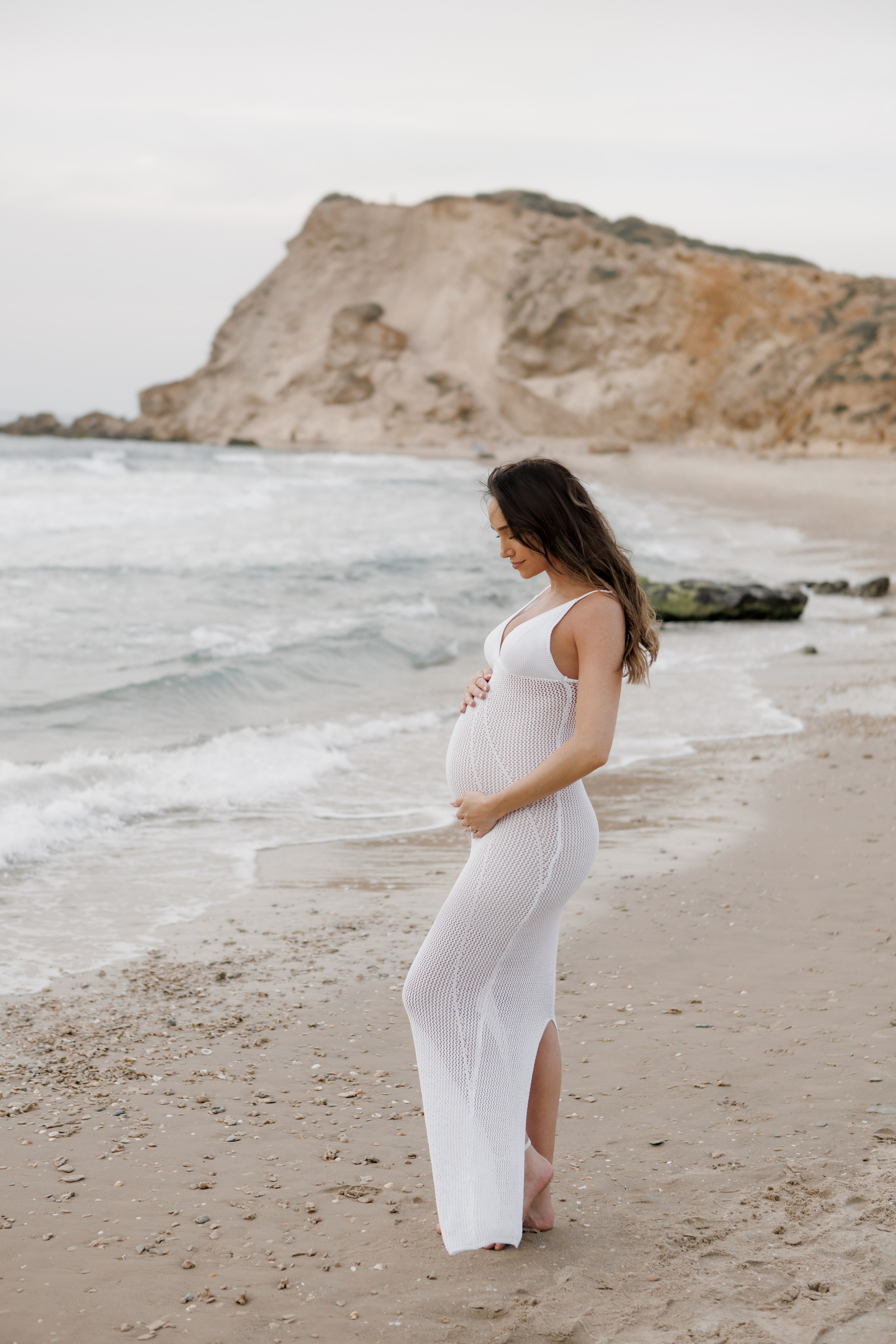 Pregnancy photoshoot near the sea. Главная
