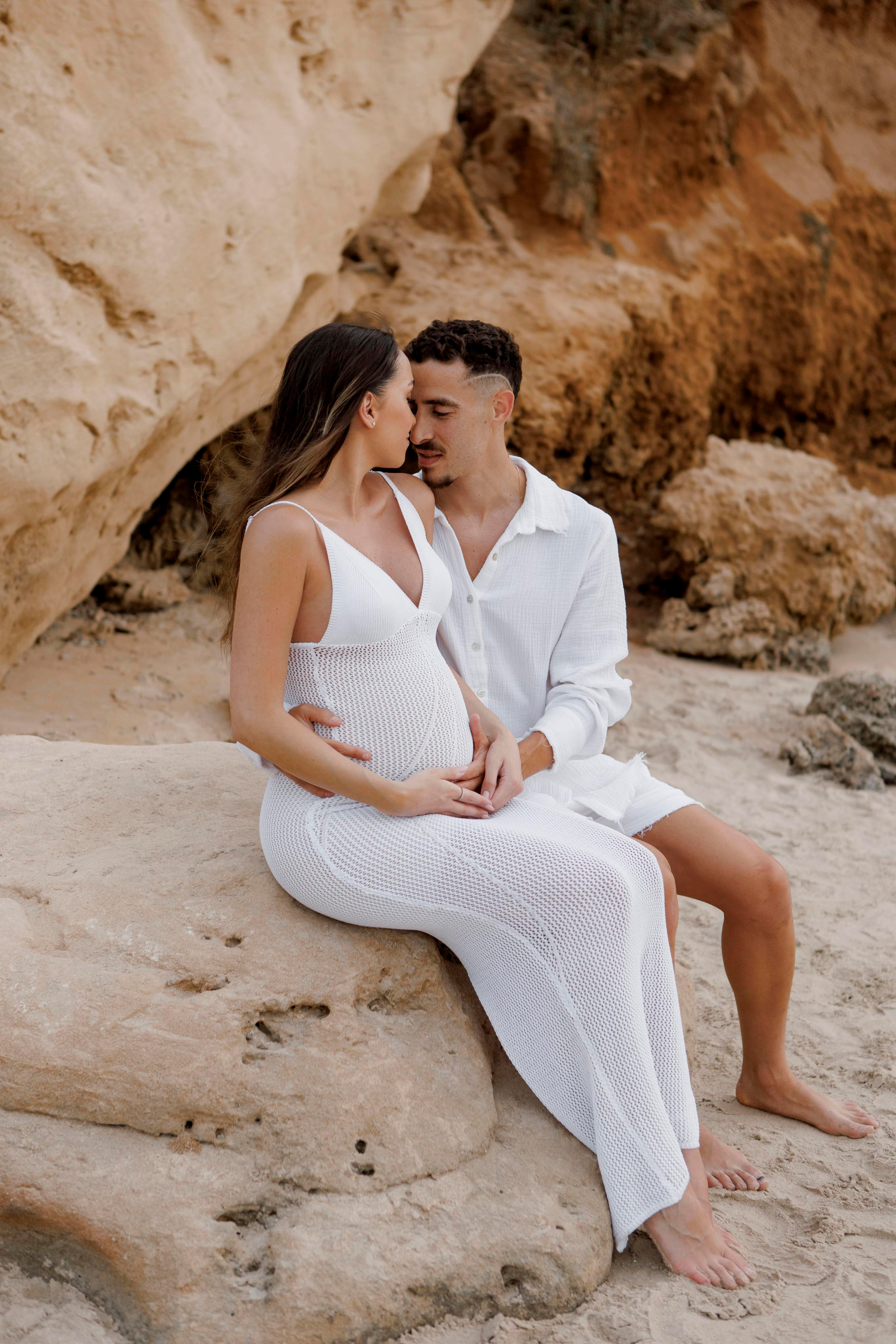 Pregnancy photoshoot near the sea. Главная