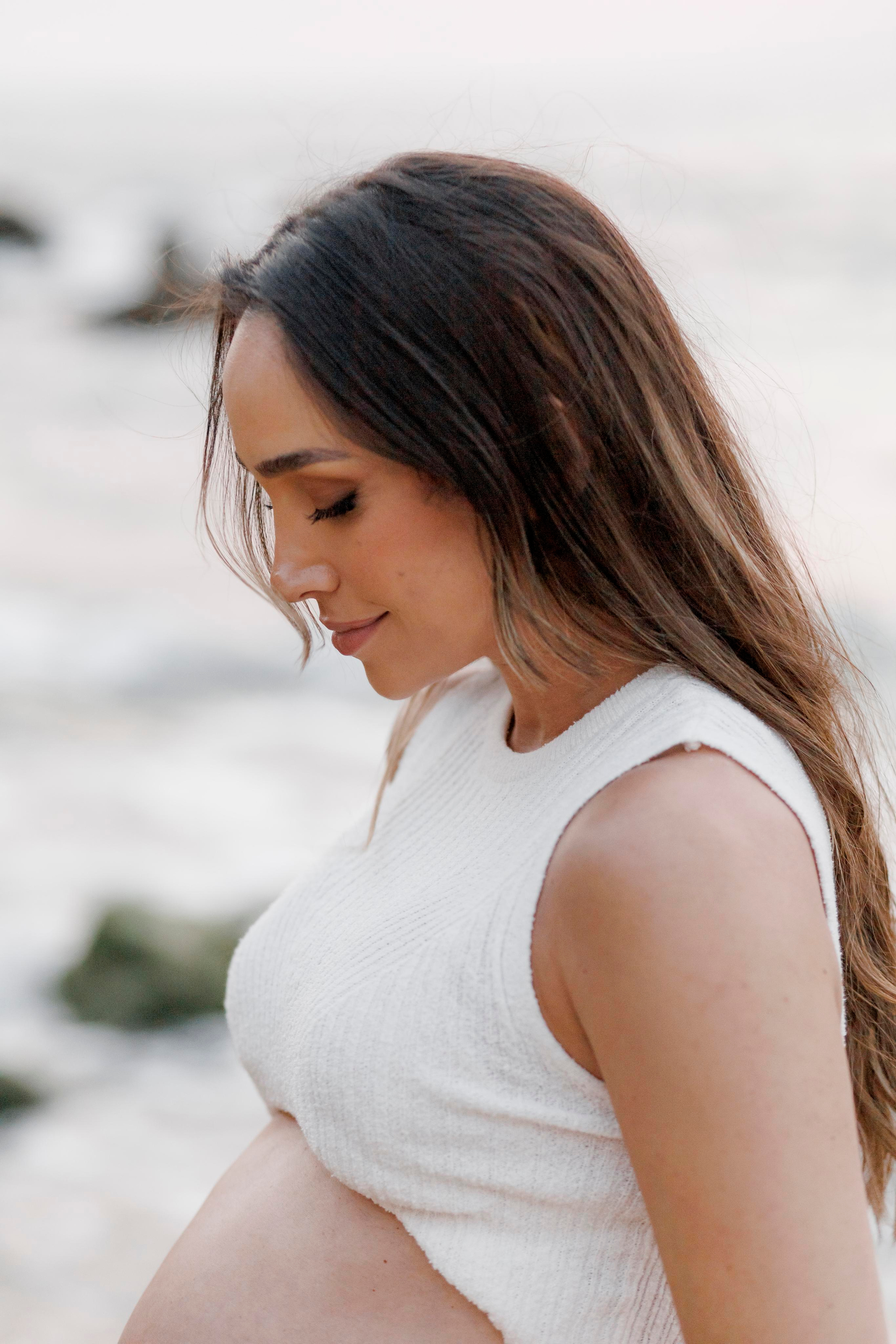 Pregnancy photoshoot near the sea. Главная