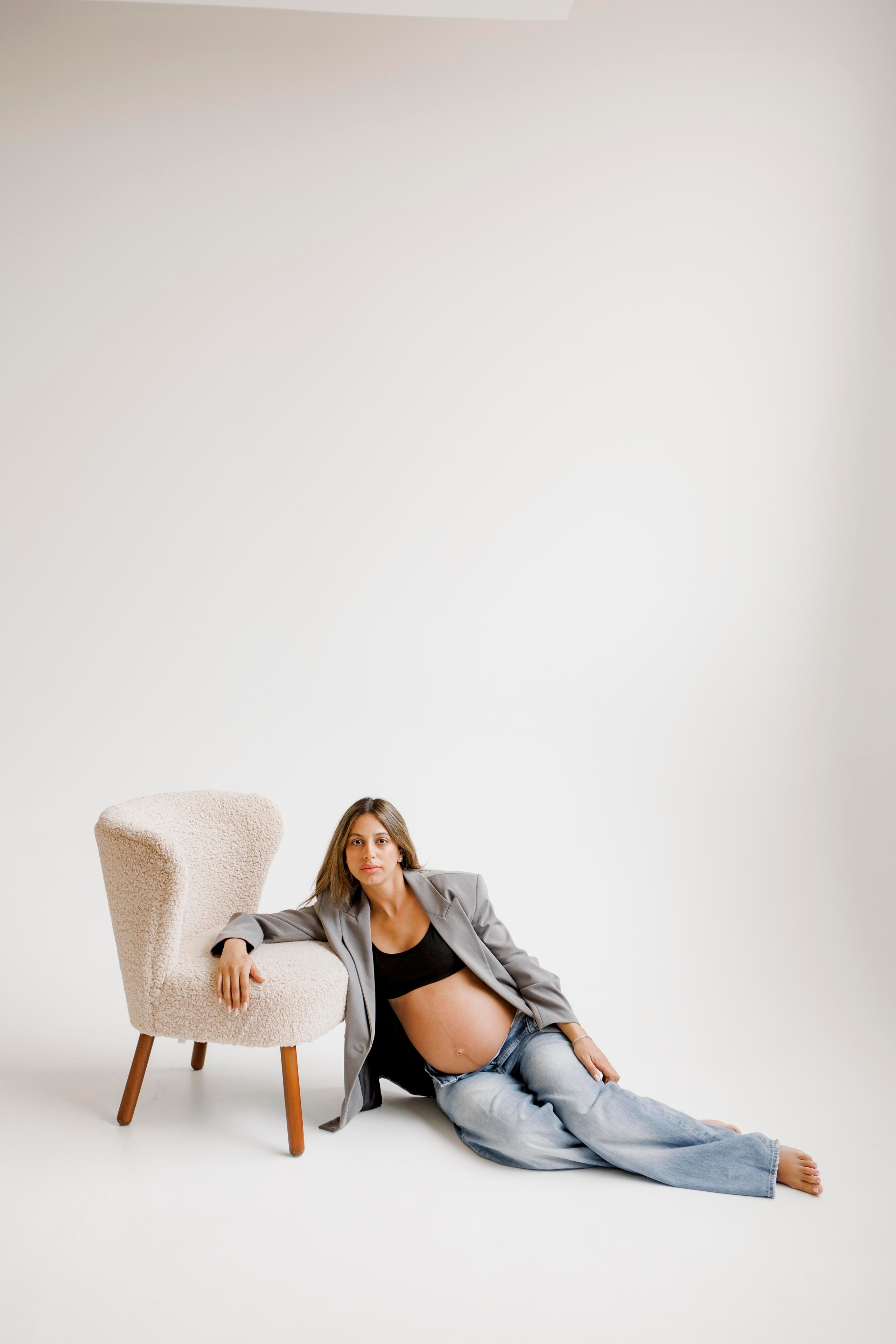 Pregnancy photoshoot inside the White studio. Главная