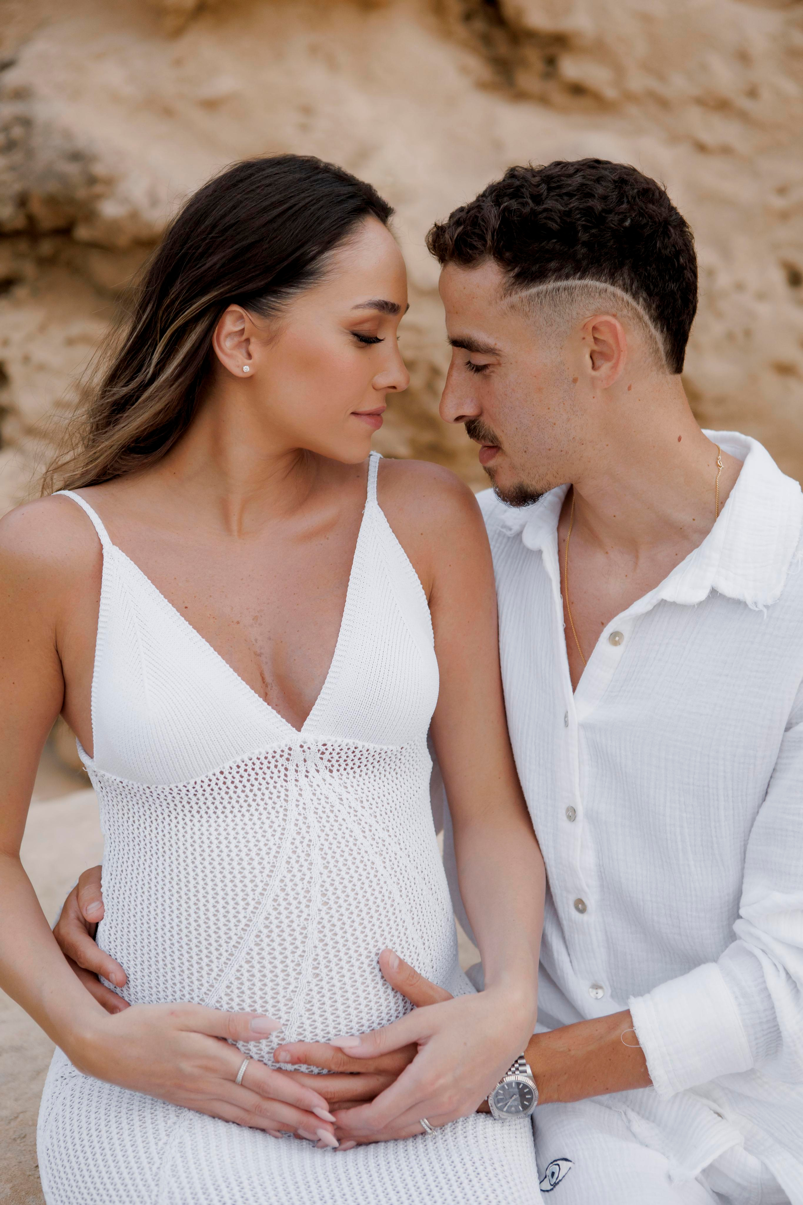 Pregnancy photoshoot near the sea. Главная