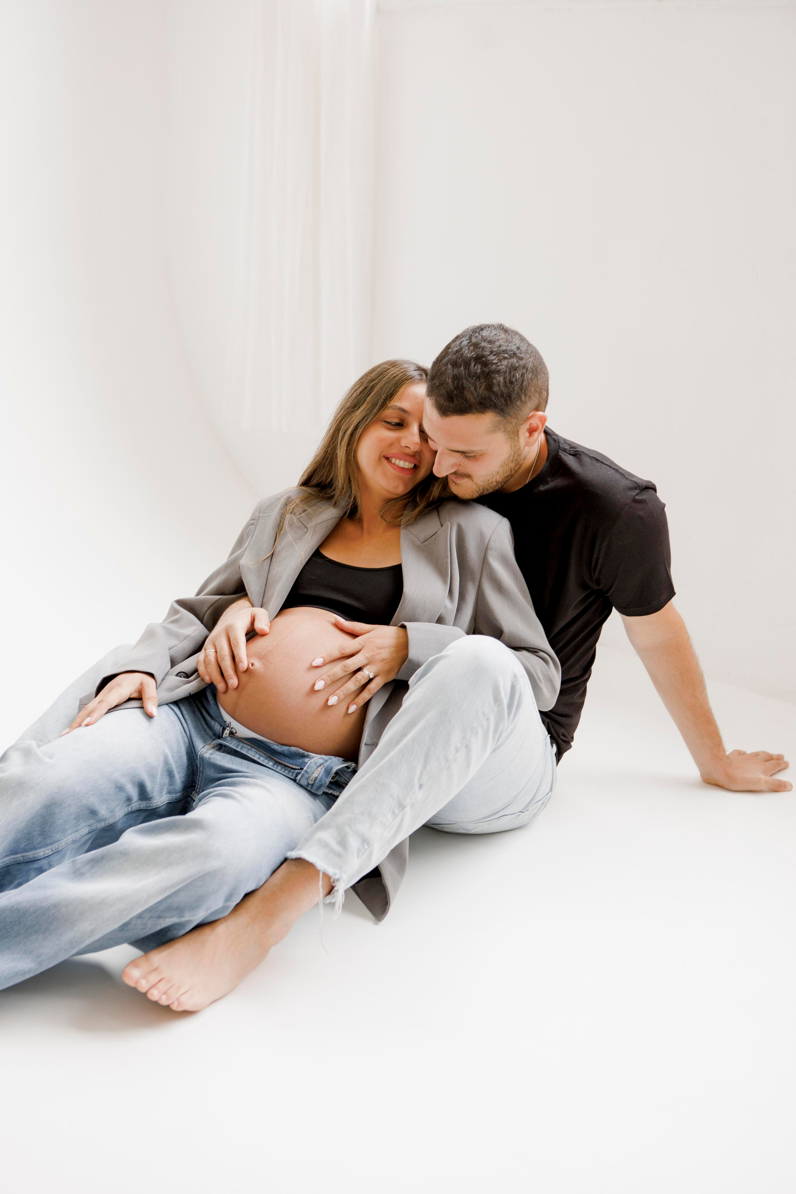 Pregnancy photoshoot inside the White studio. Главная