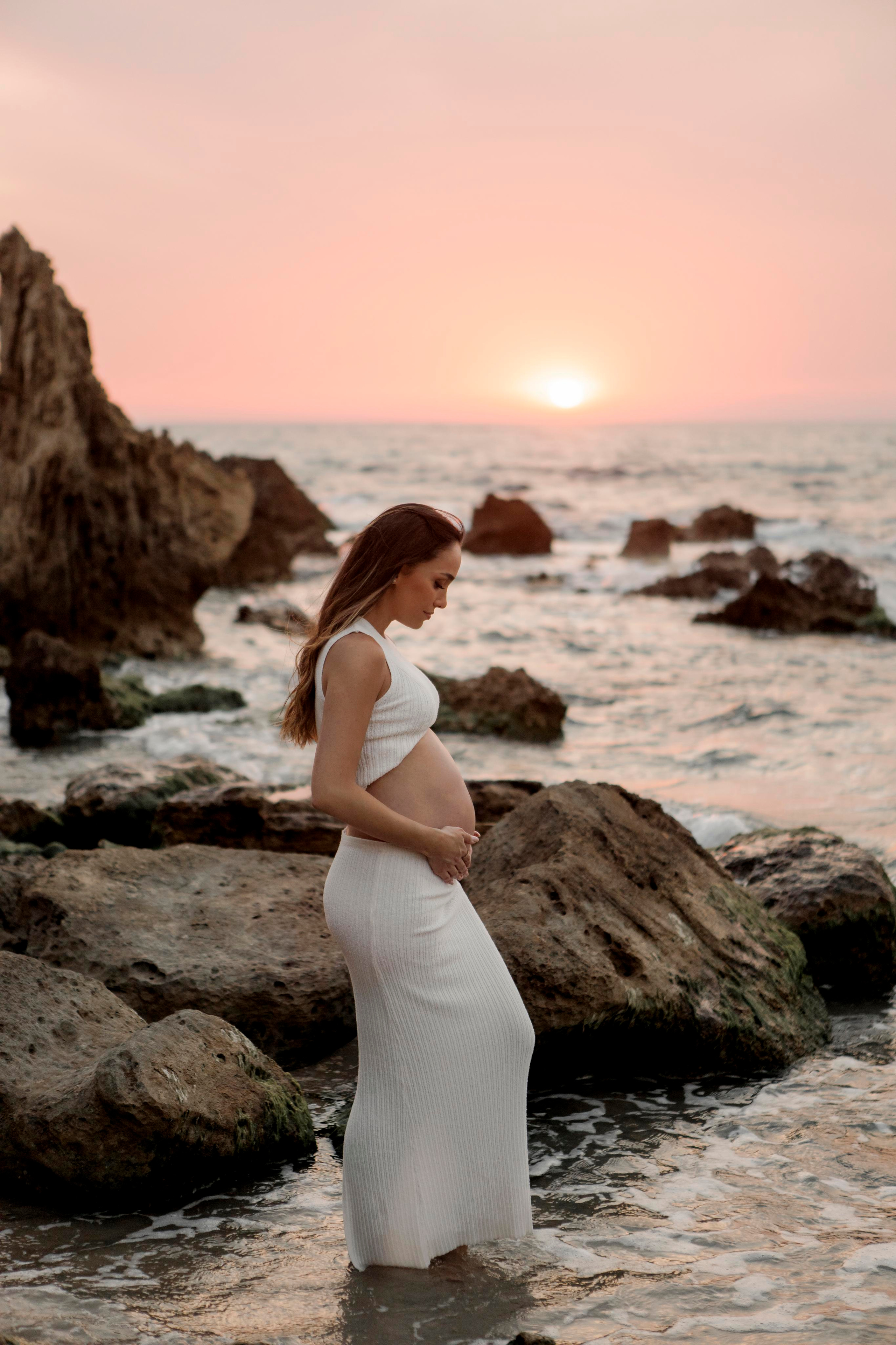Pregnancy photoshoot near the sea. Главная