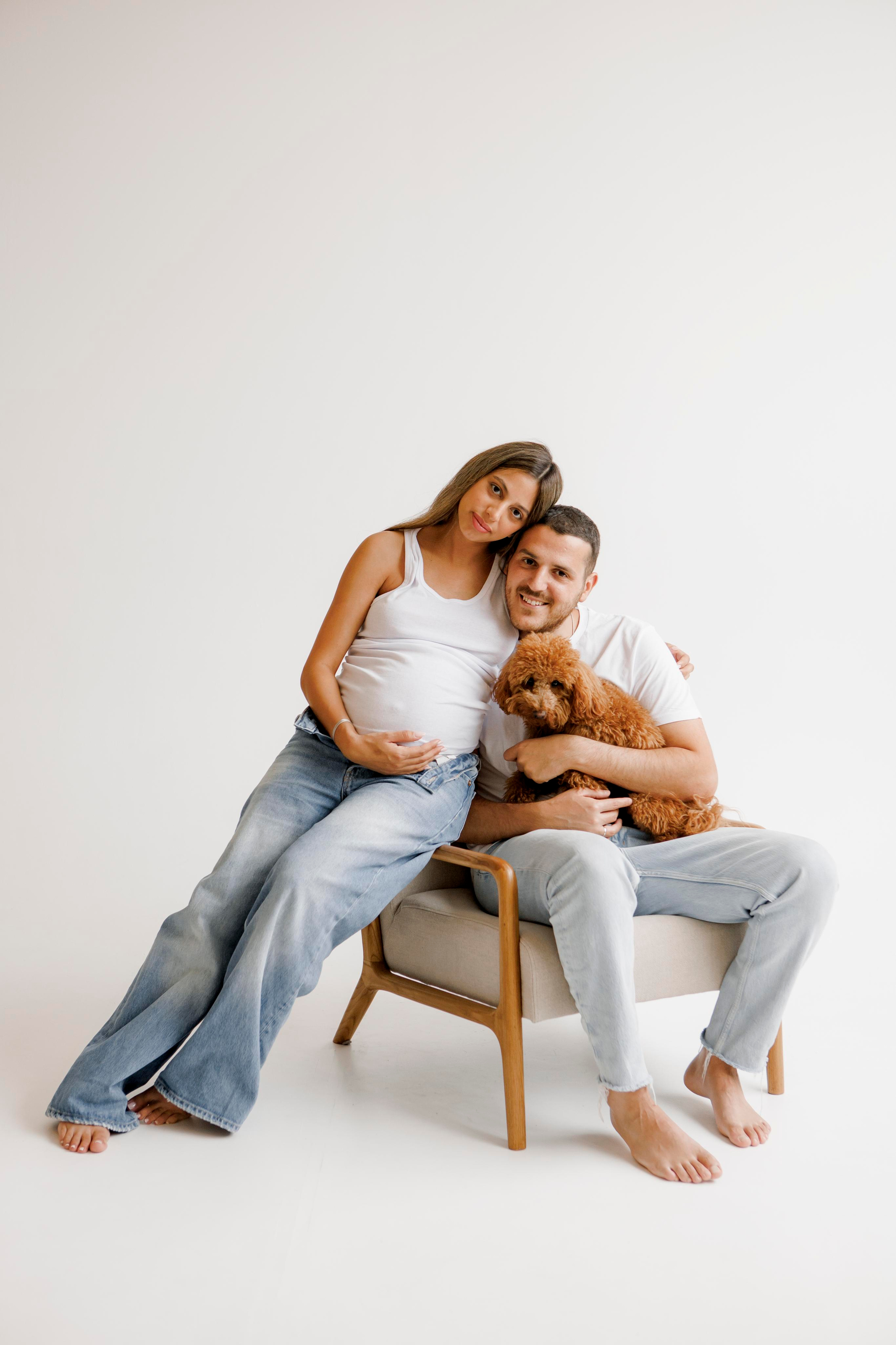 Pregnancy photoshoot inside the White studio. Главная