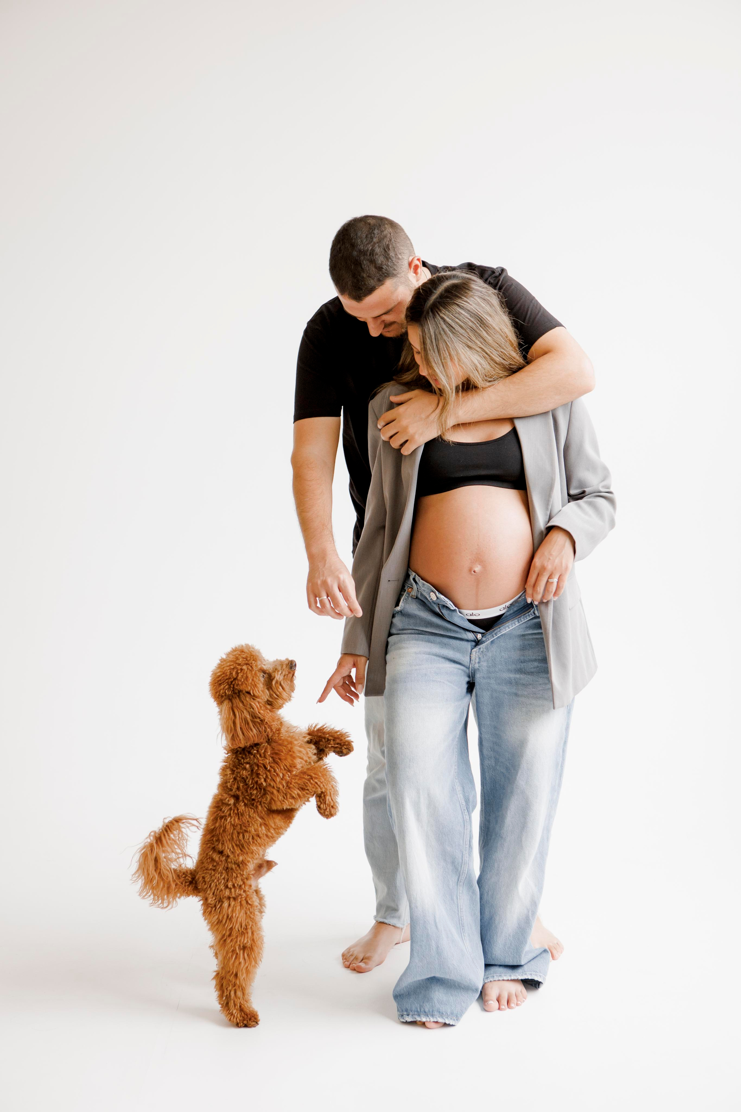 Pregnancy photoshoot inside the White studio. Главная