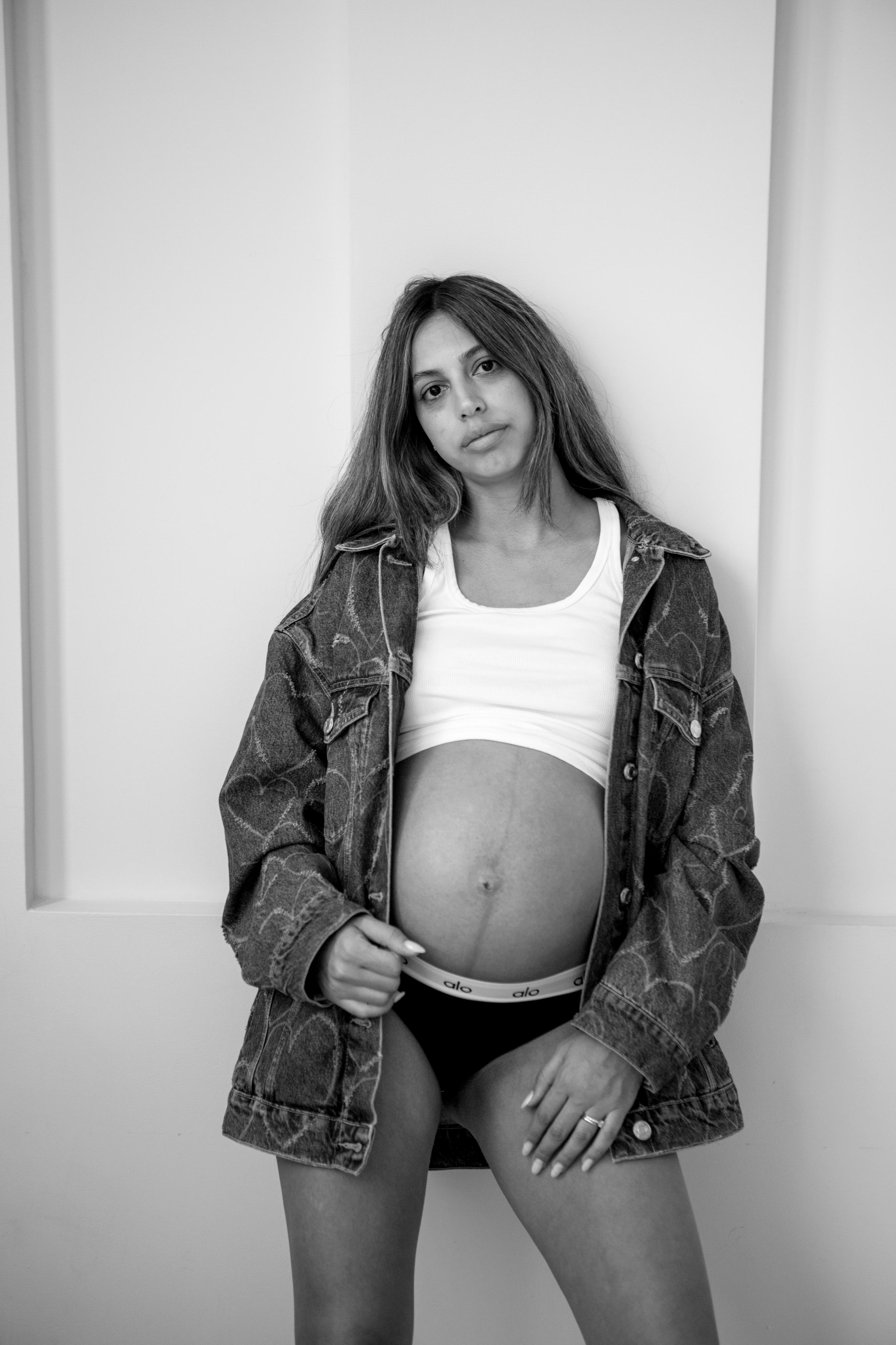 Pregnancy photoshoot inside the White studio. Главная