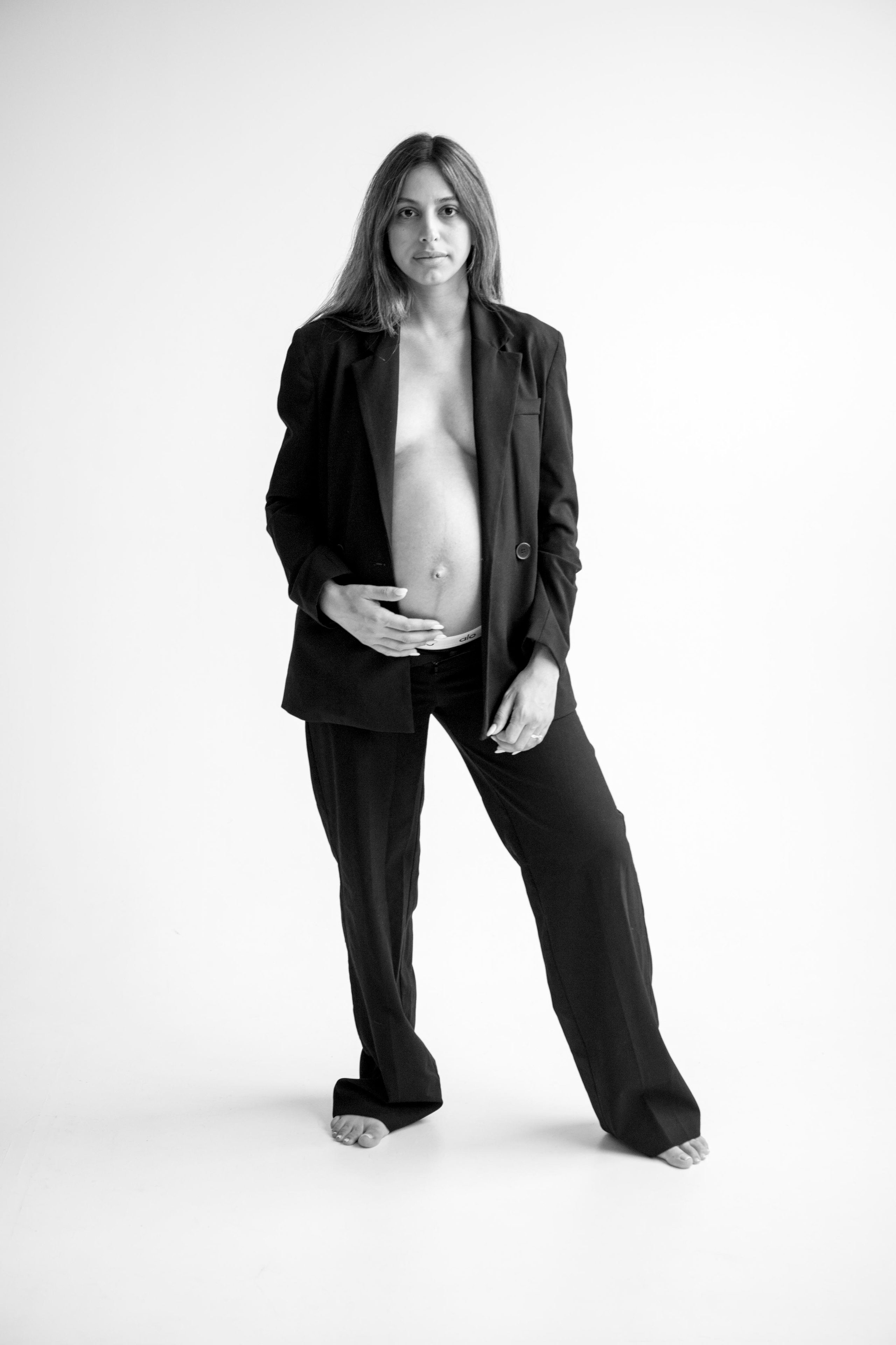 Pregnancy photoshoot inside the White studio. Главная