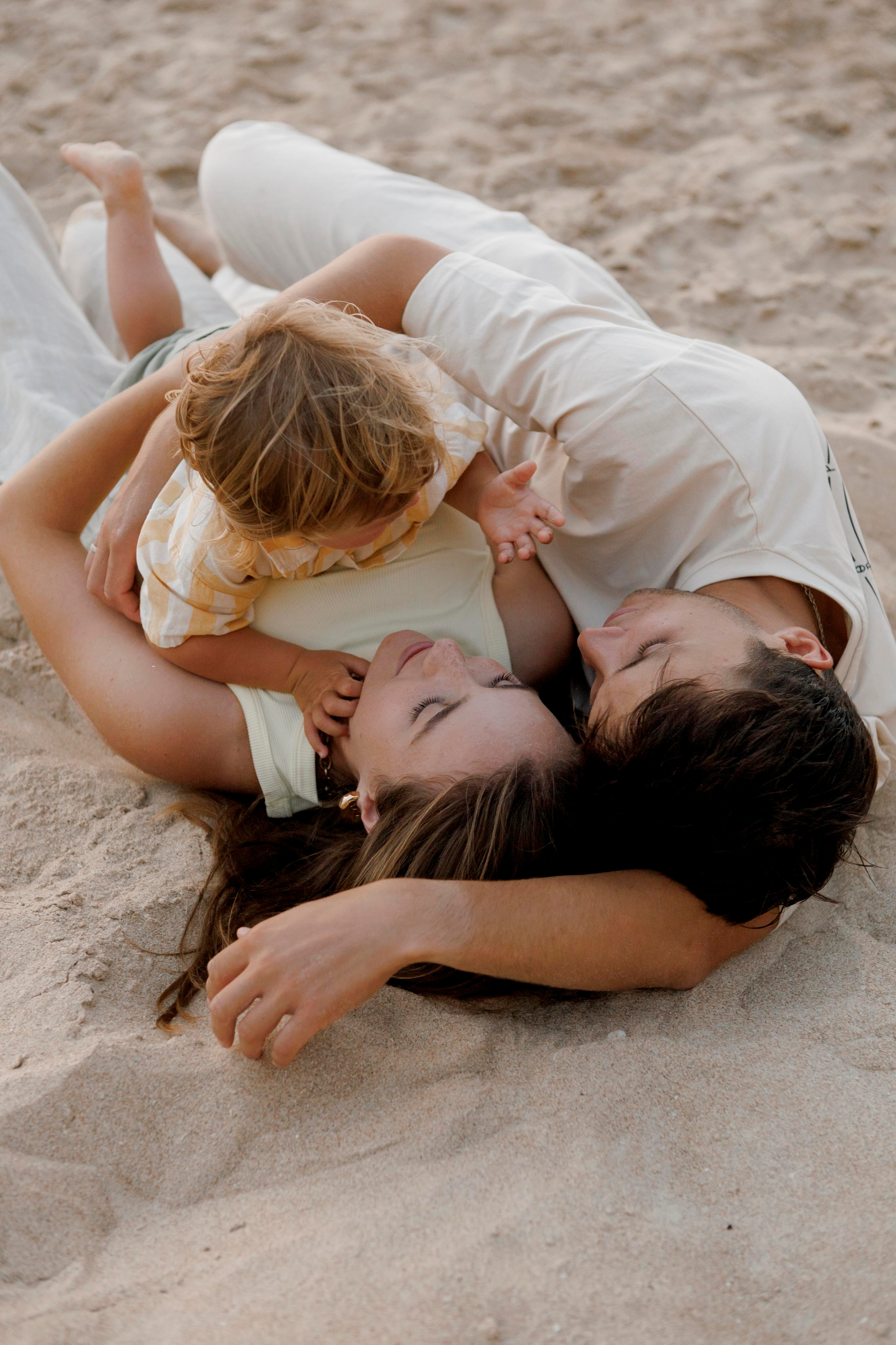 Family photoshoot near the sea (sunset). Главная