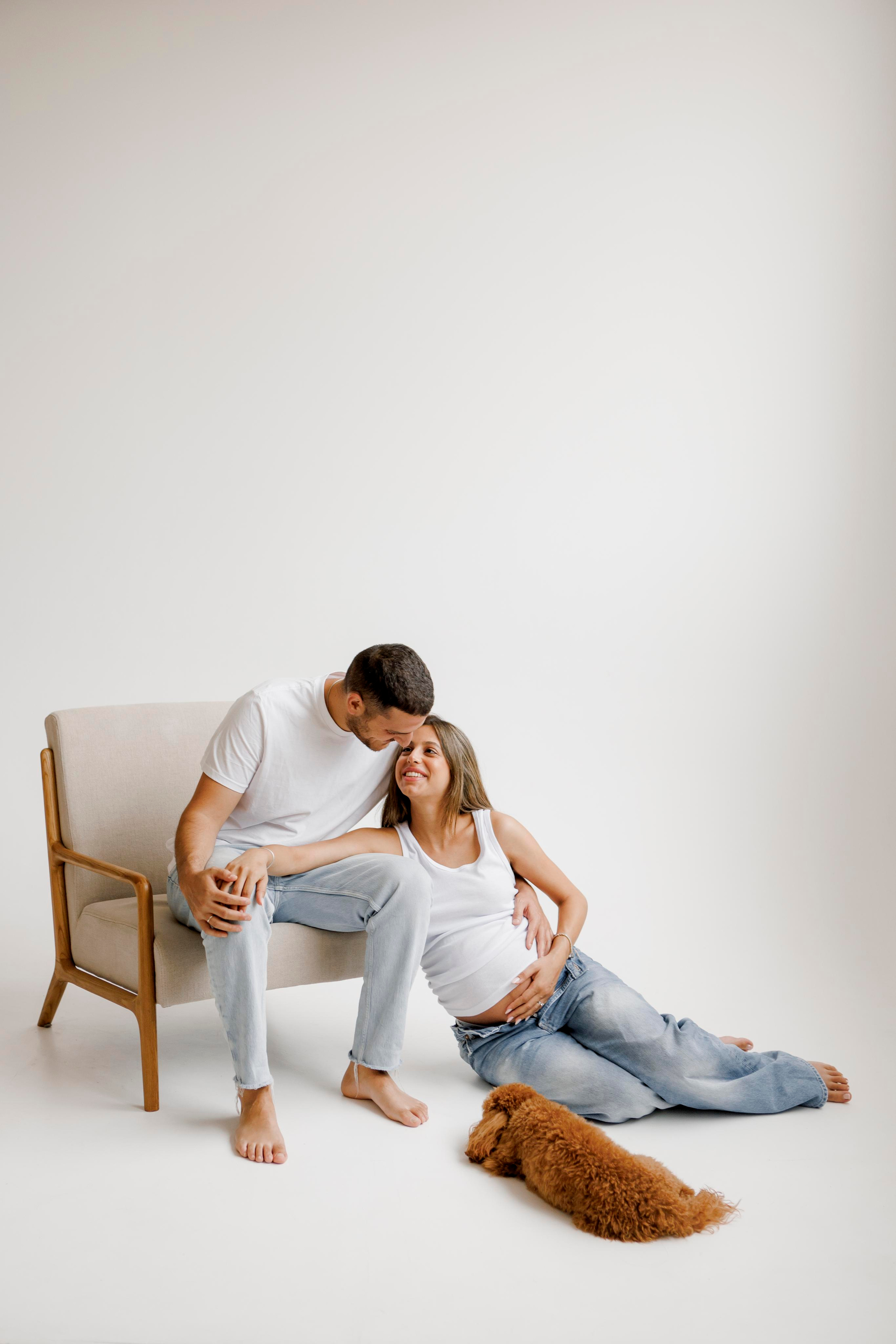 Pregnancy photoshoot inside the White studio. Главная