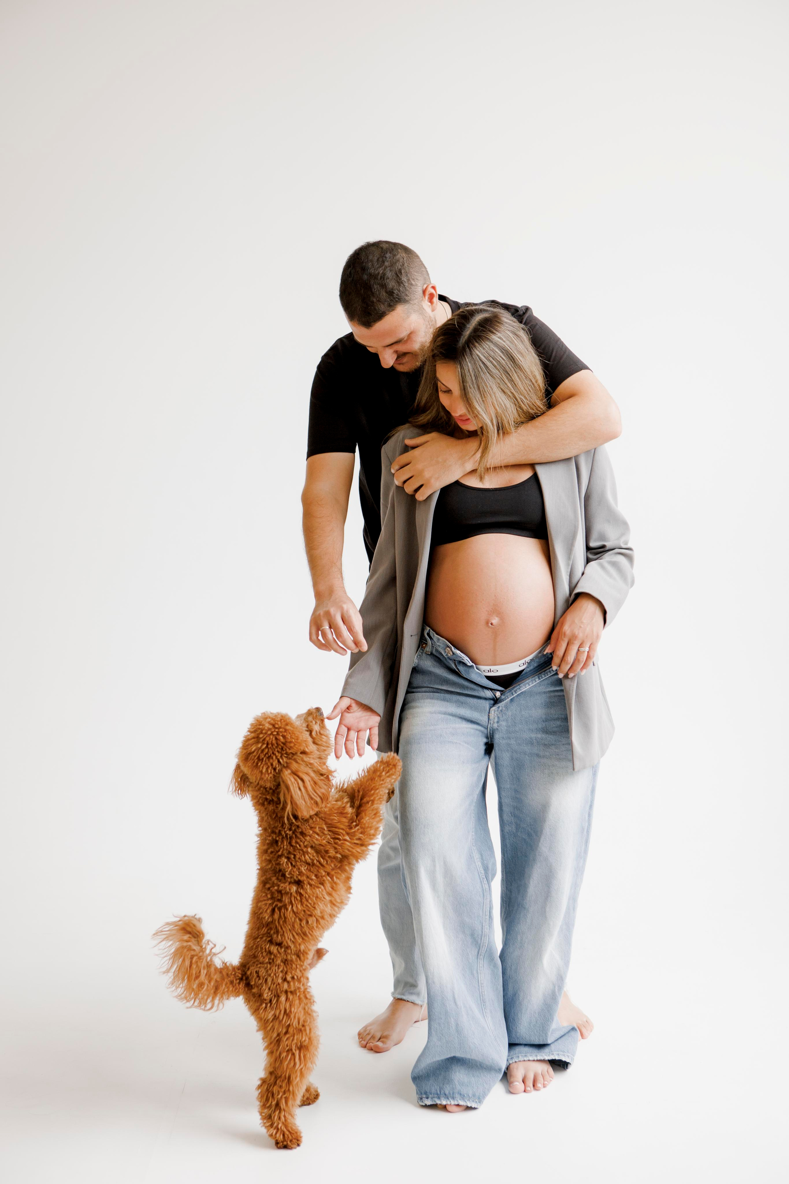 Pregnancy photoshoot inside the White studio. Главная