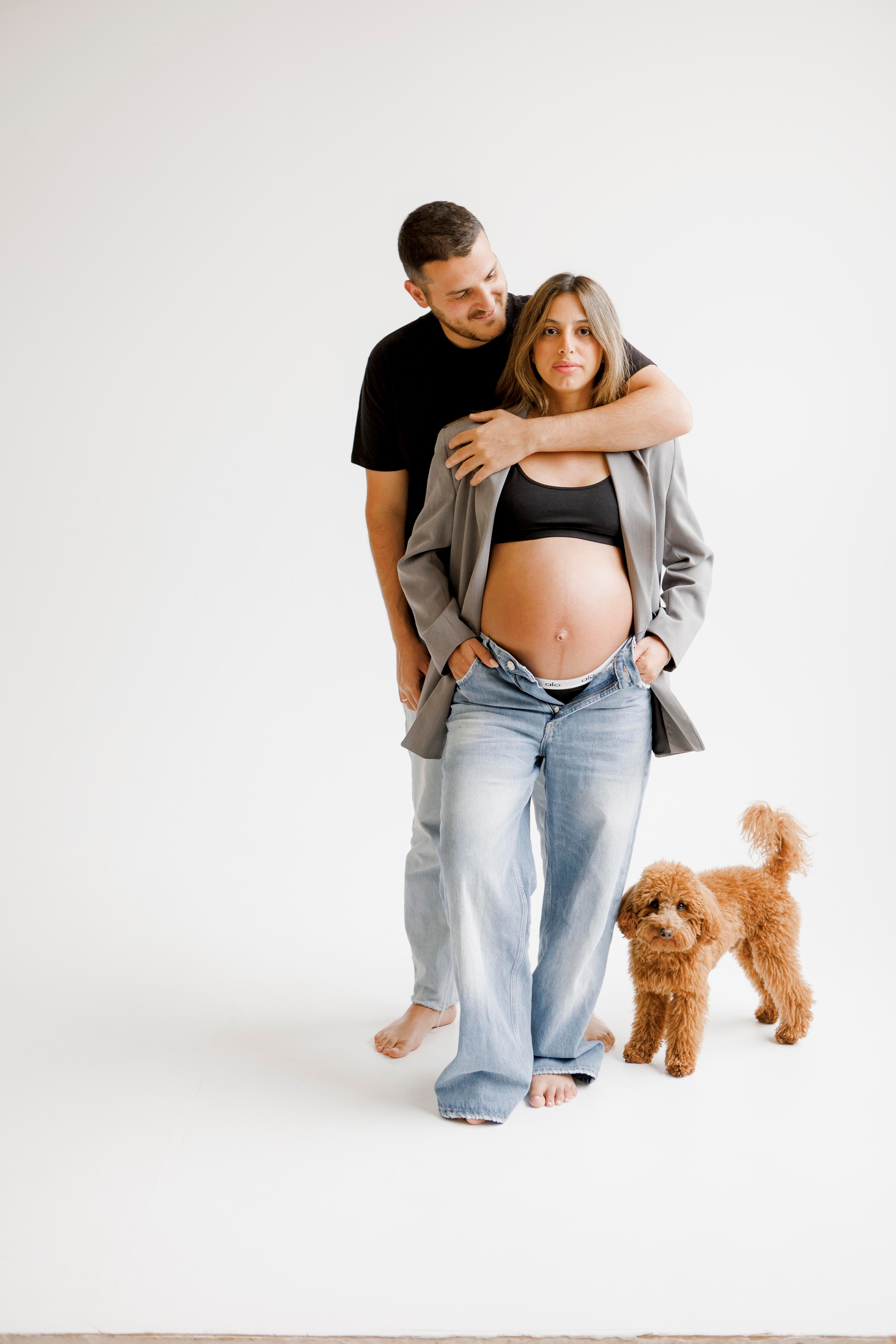 Pregnancy photoshoot inside the White studio. Главная