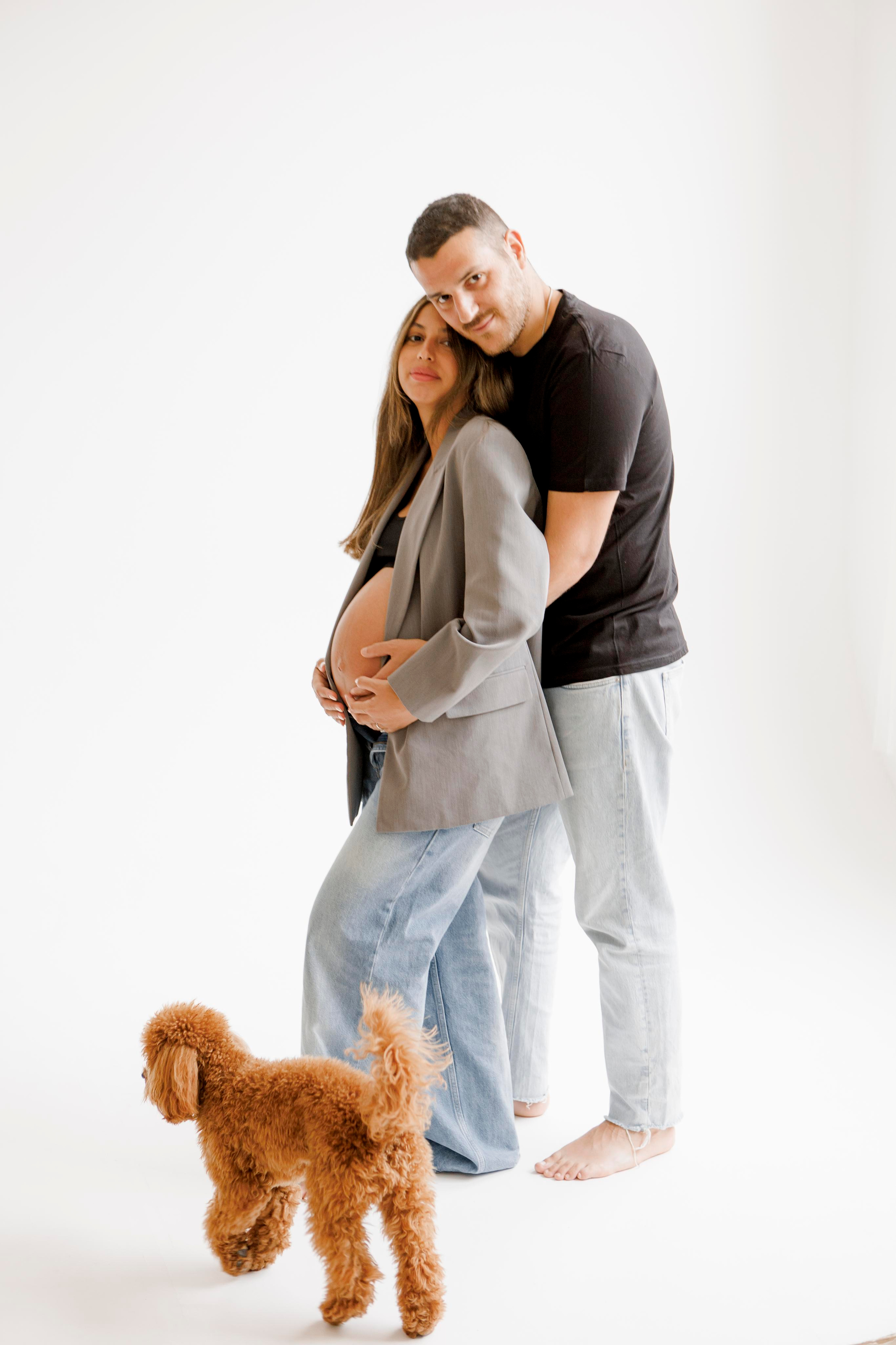 Pregnancy photoshoot inside the White studio. Главная