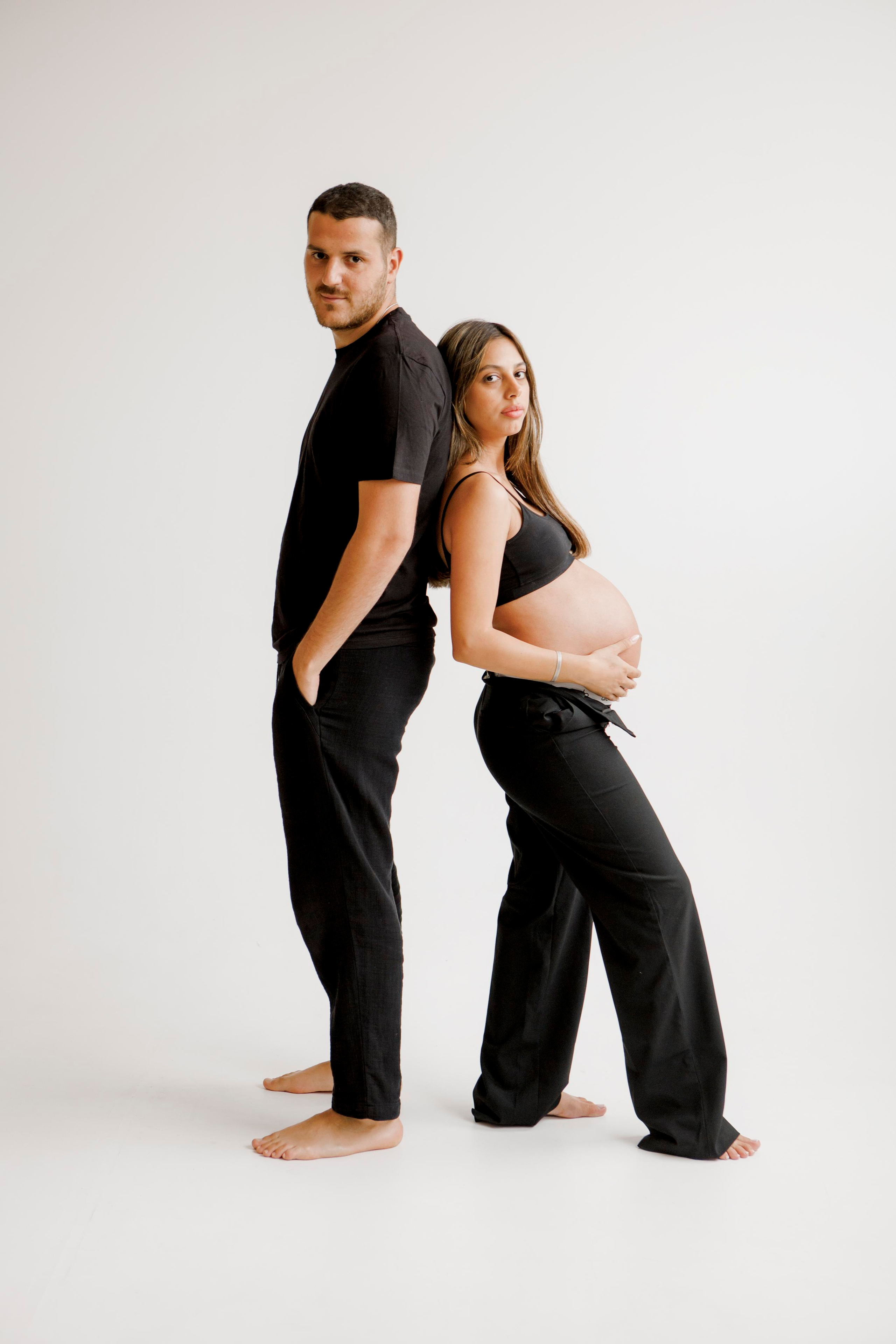 Pregnancy photoshoot inside the White studio. Главная