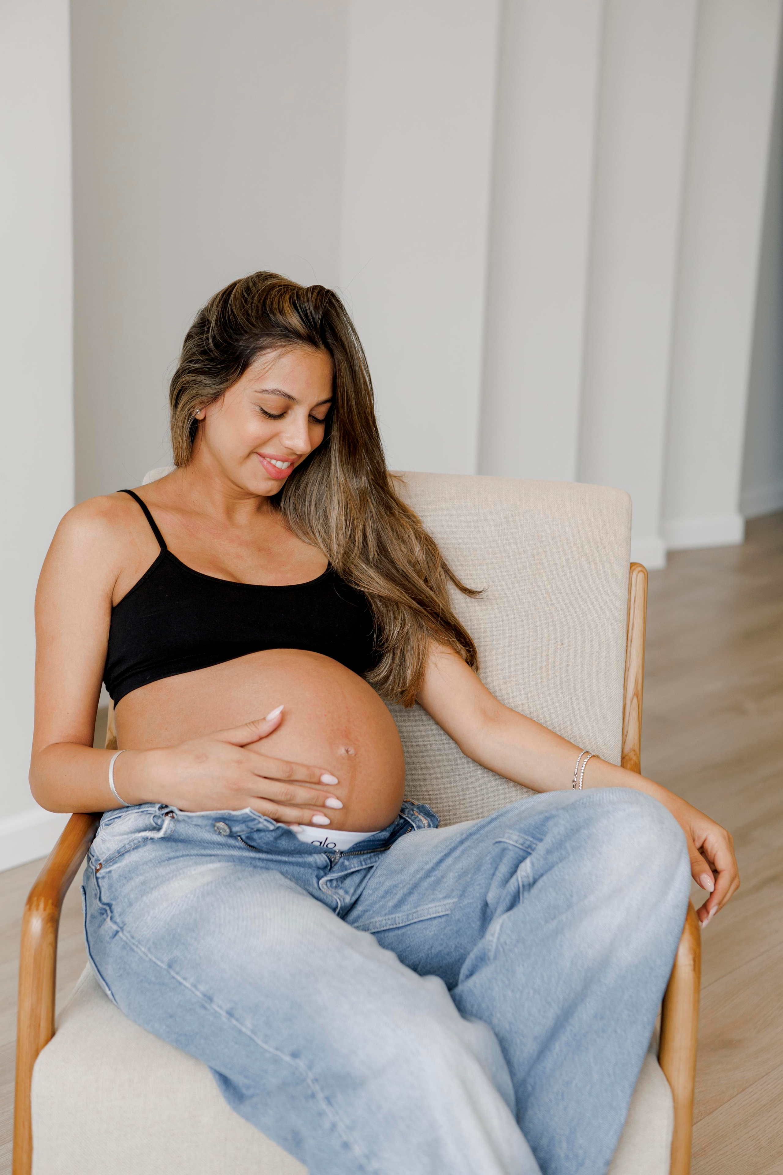 Pregnancy photoshoot inside the White studio. Главная