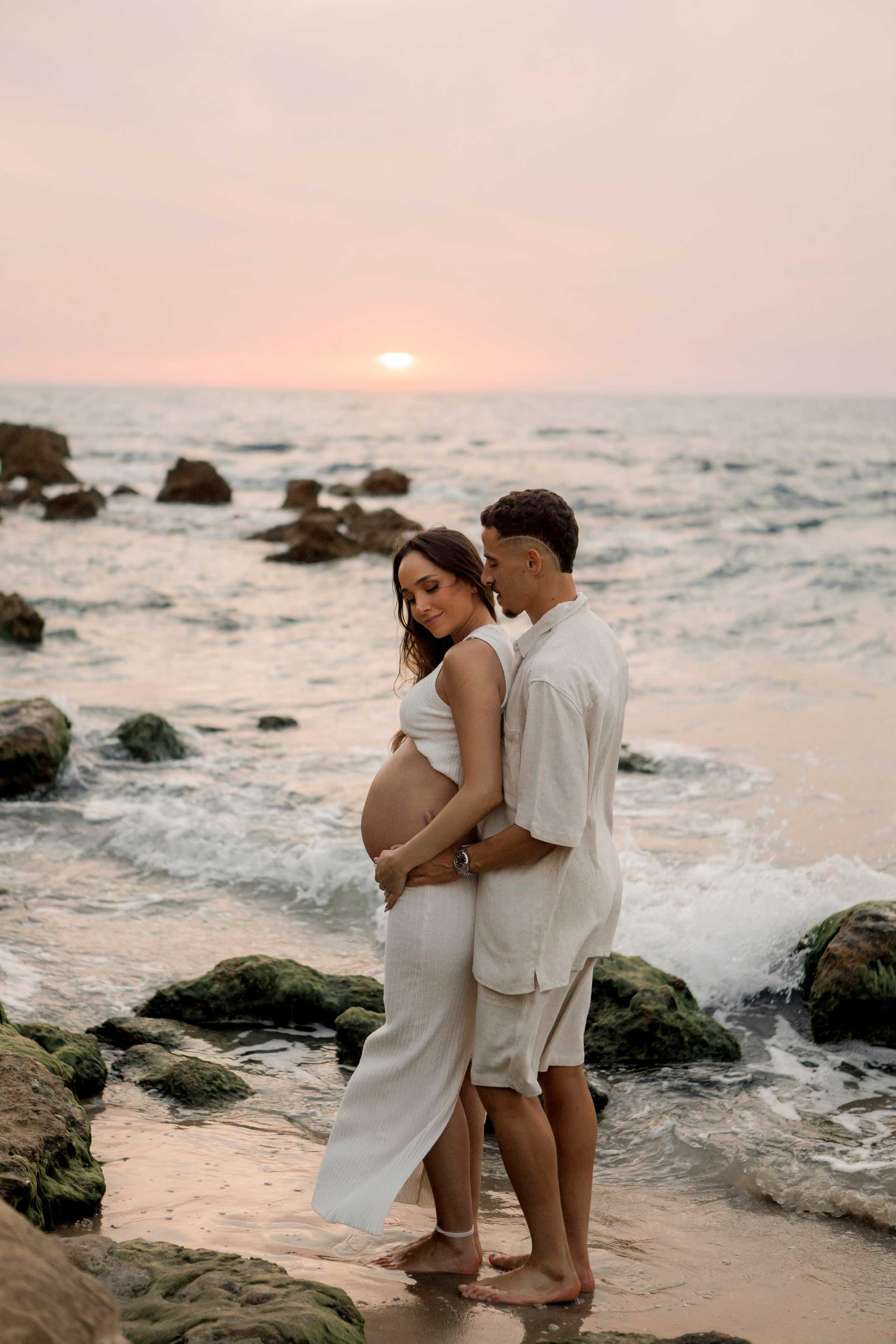 Pregnancy photoshoot near the sea. Главная