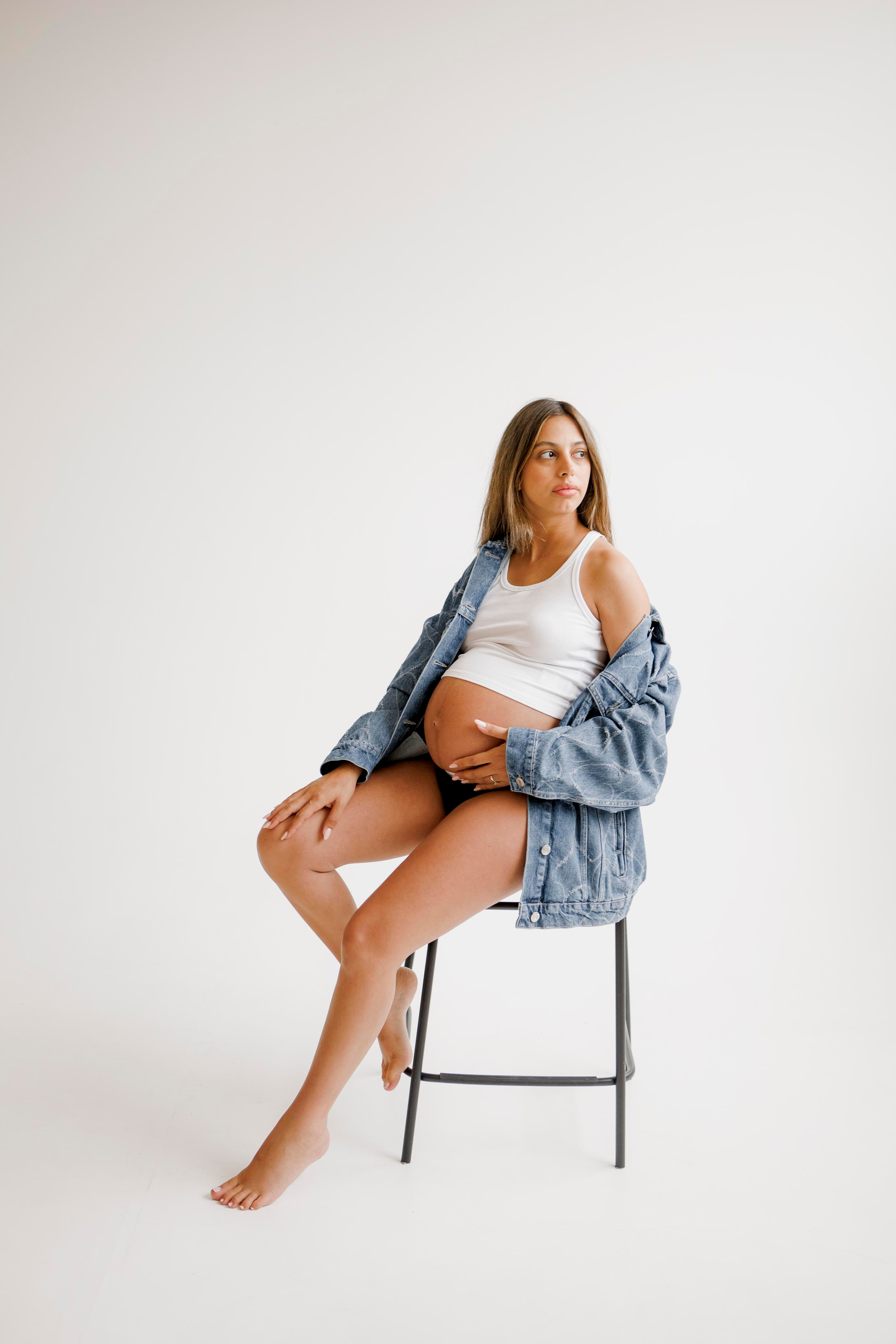 Pregnancy photoshoot inside the White studio. Главная