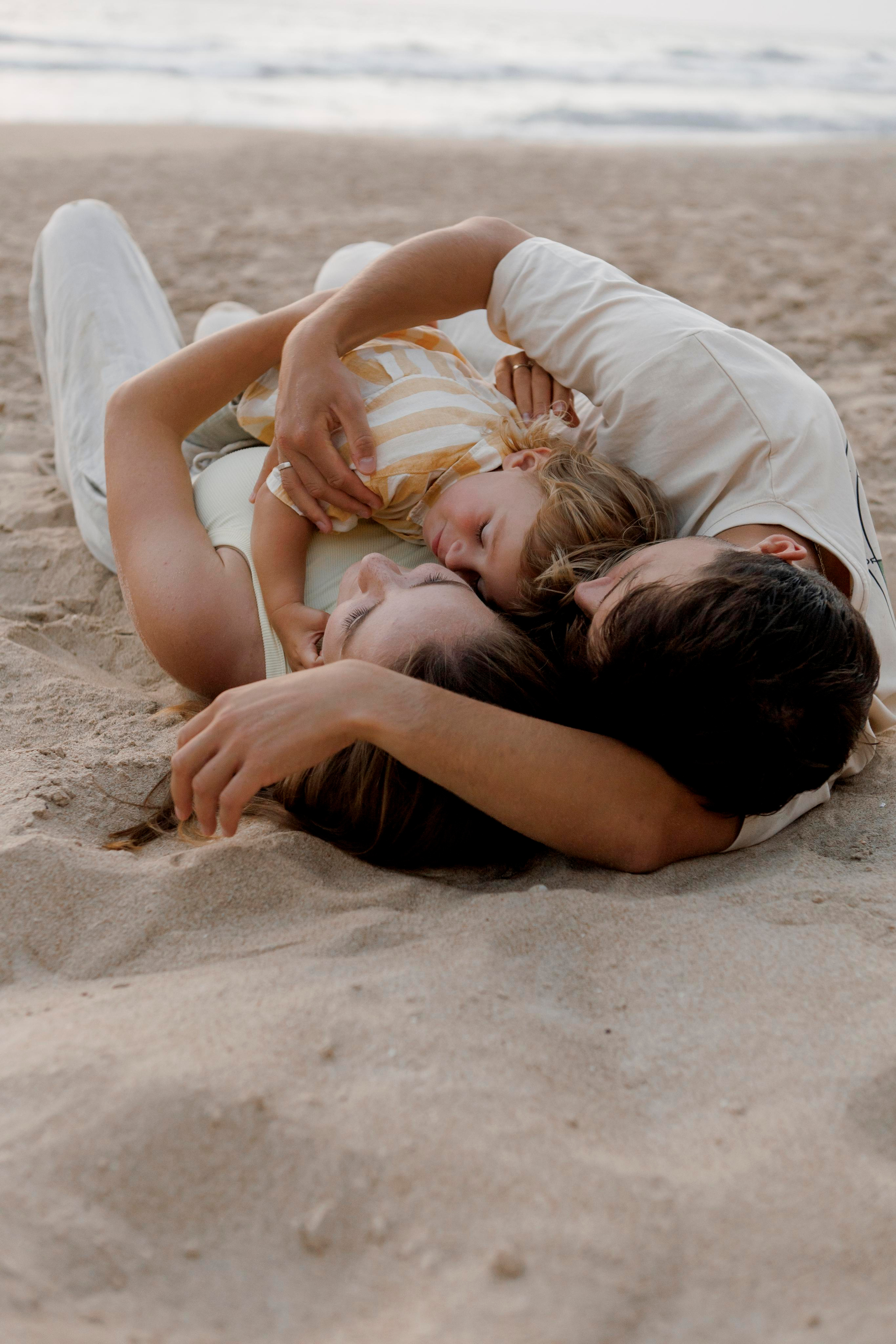 Family photoshoot near the sea (sunset). Главная