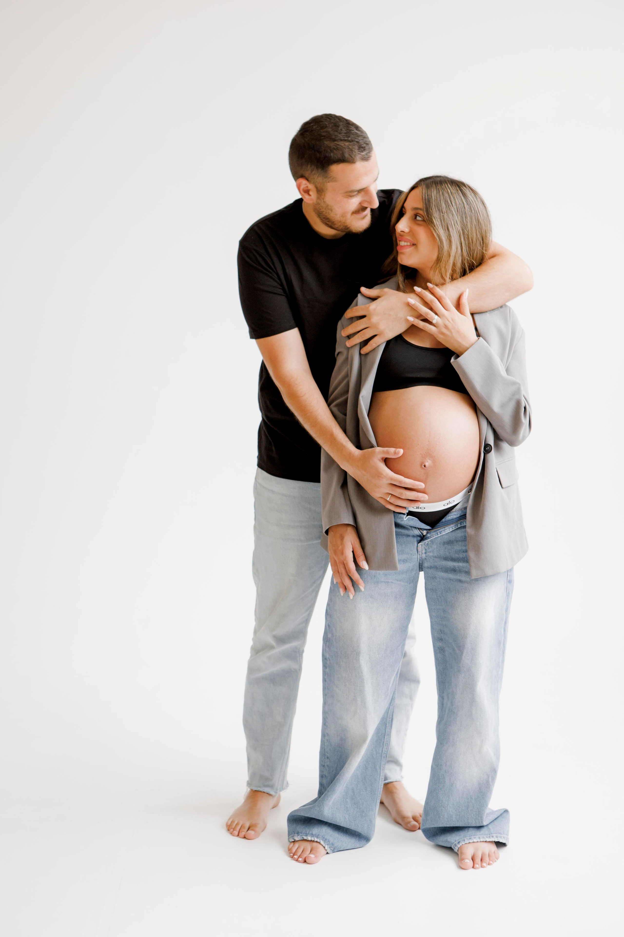 Pregnancy photoshoot inside the White studio. Главная