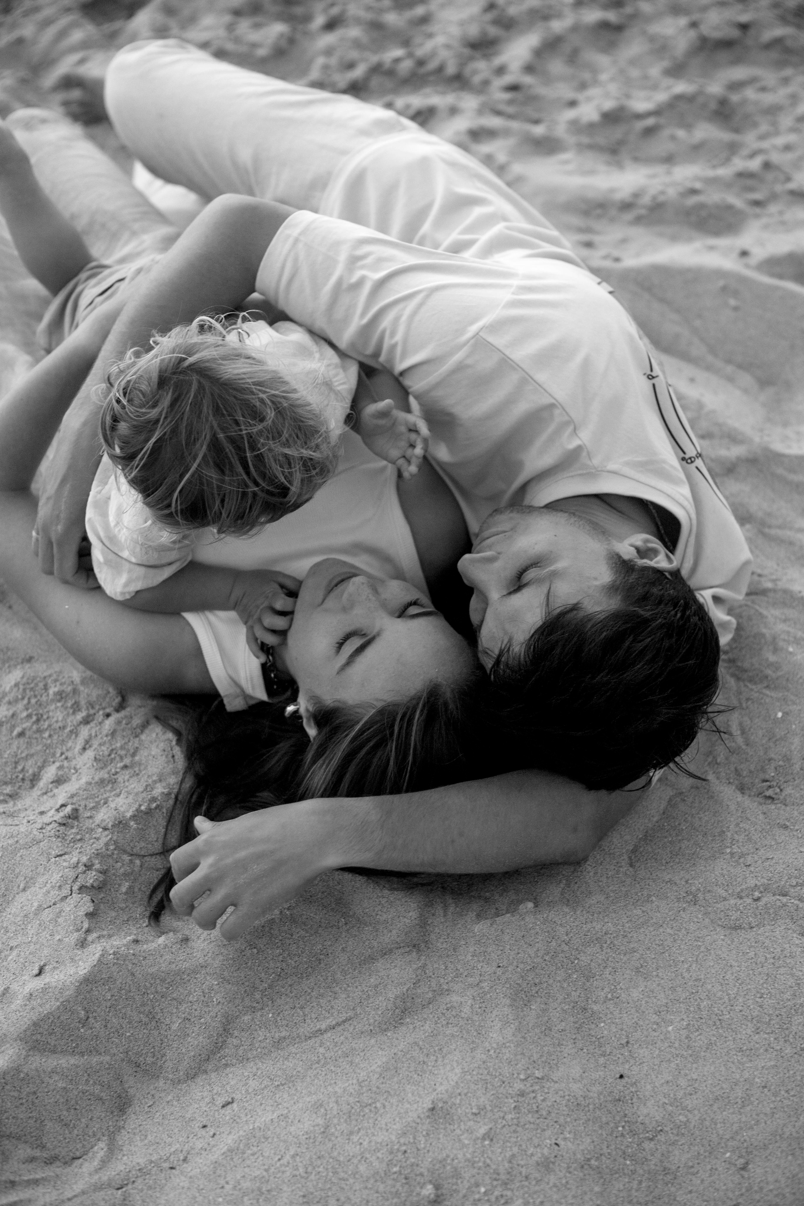 Family photoshoot near the sea (sunset). Главная