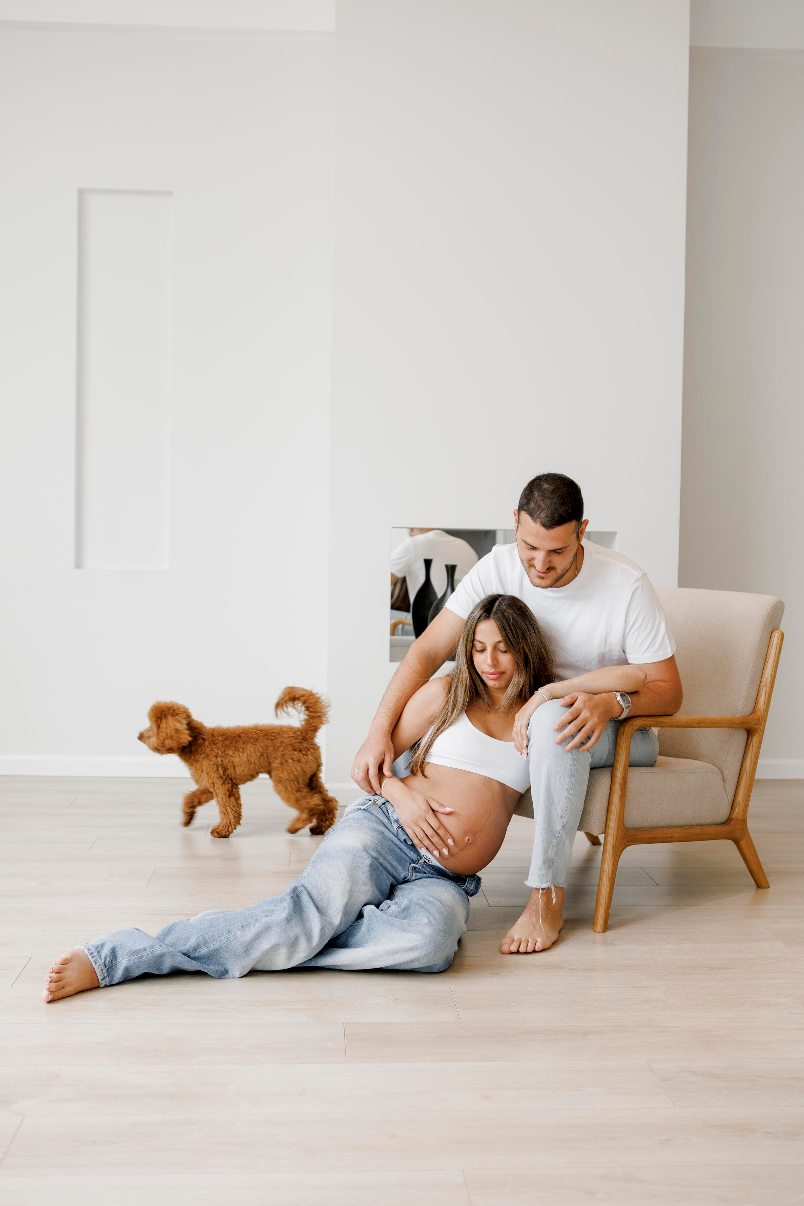 Pregnancy photoshoot inside the White studio. Главная
