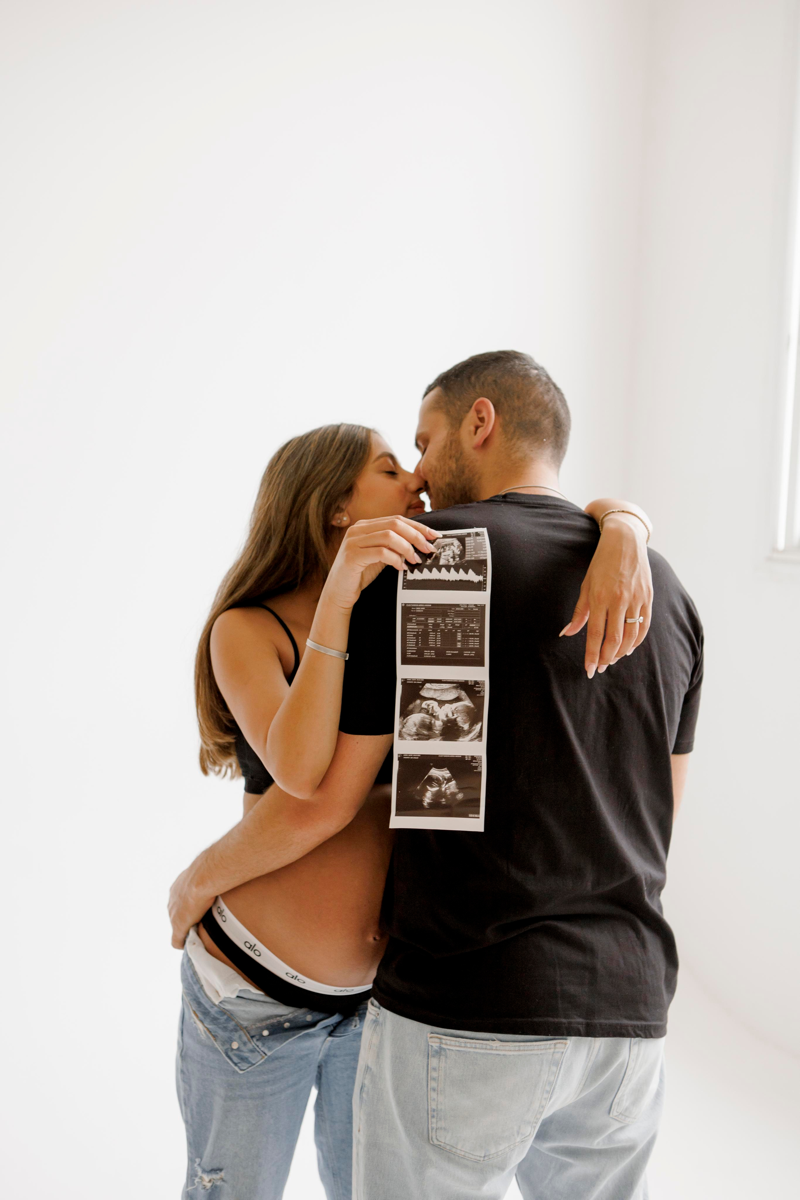 Pregnancy photoshoot inside the White studio. Главная