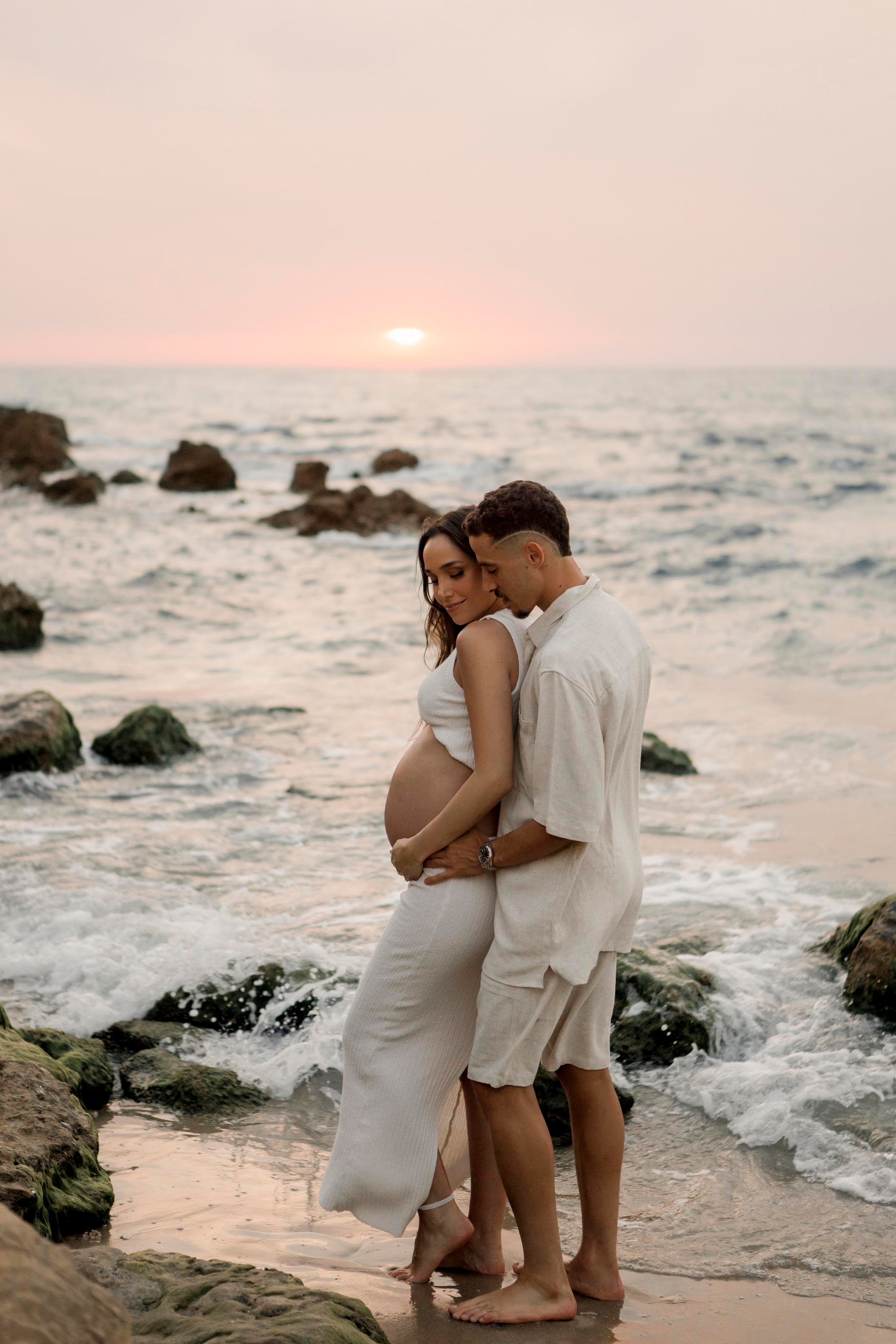 Pregnancy photoshoot near the sea. Главная