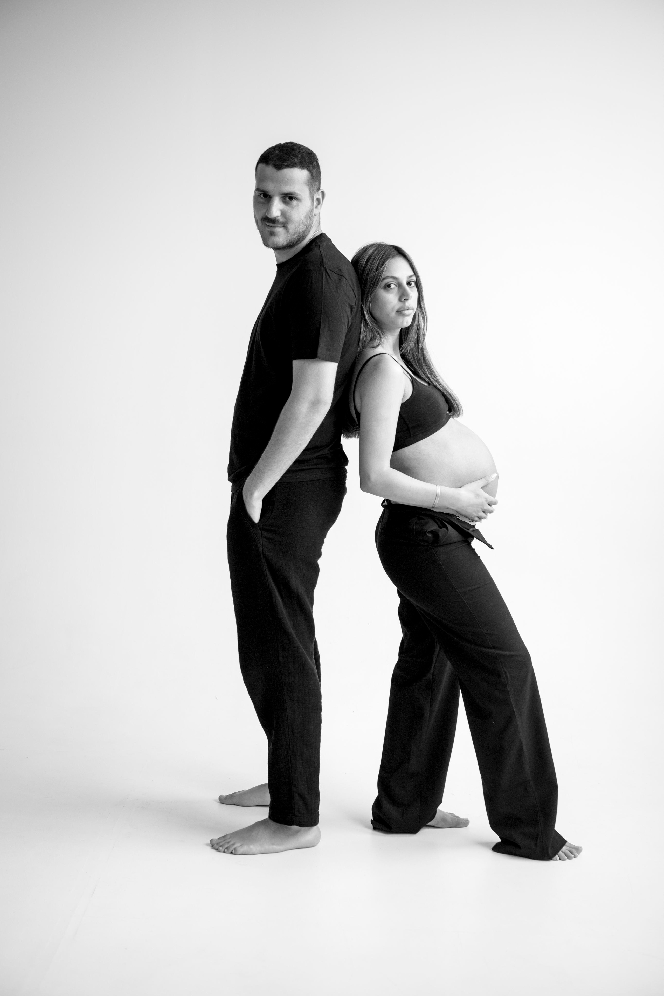 Pregnancy photoshoot inside the White studio. Главная