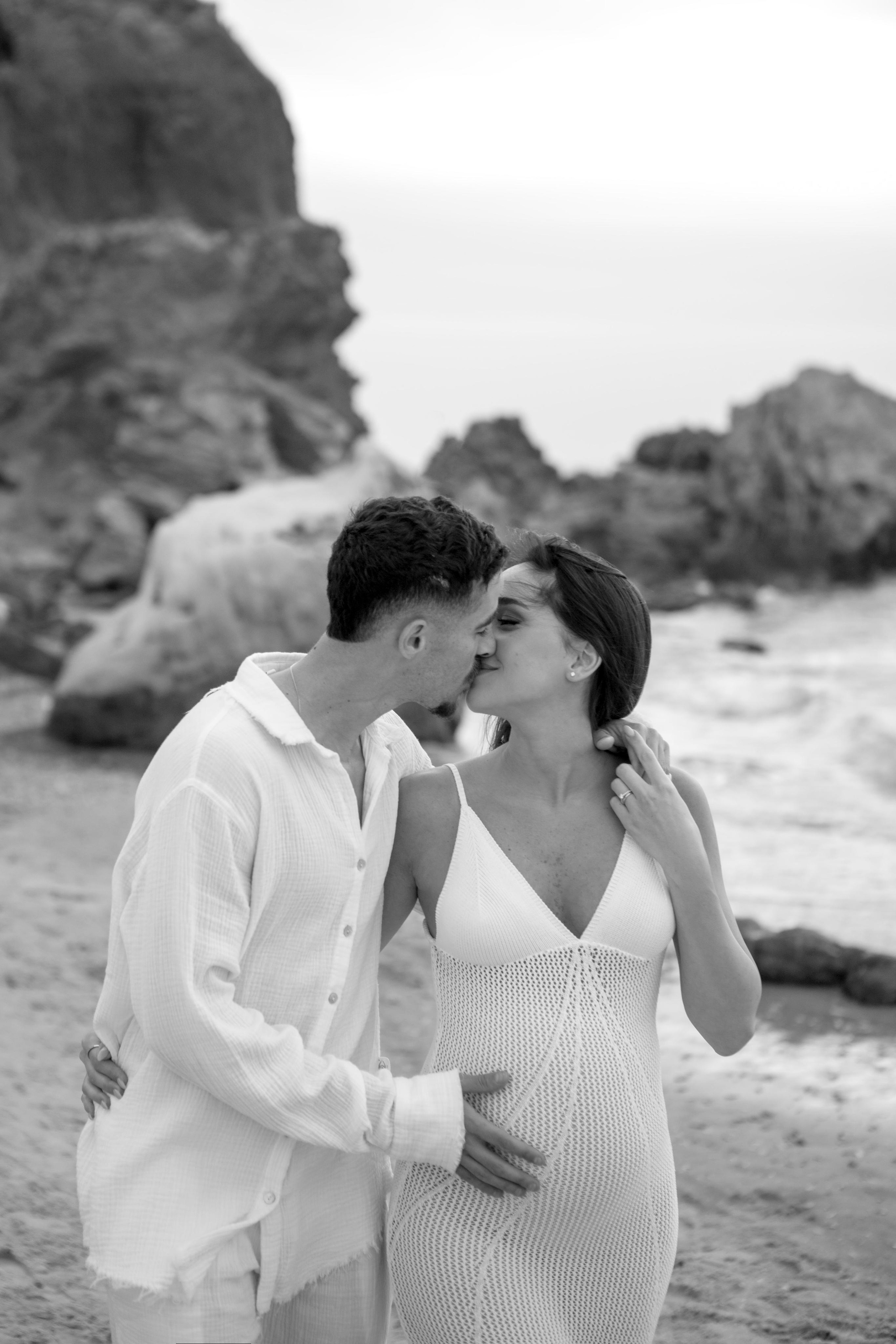 Pregnancy photoshoot near the sea. Главная