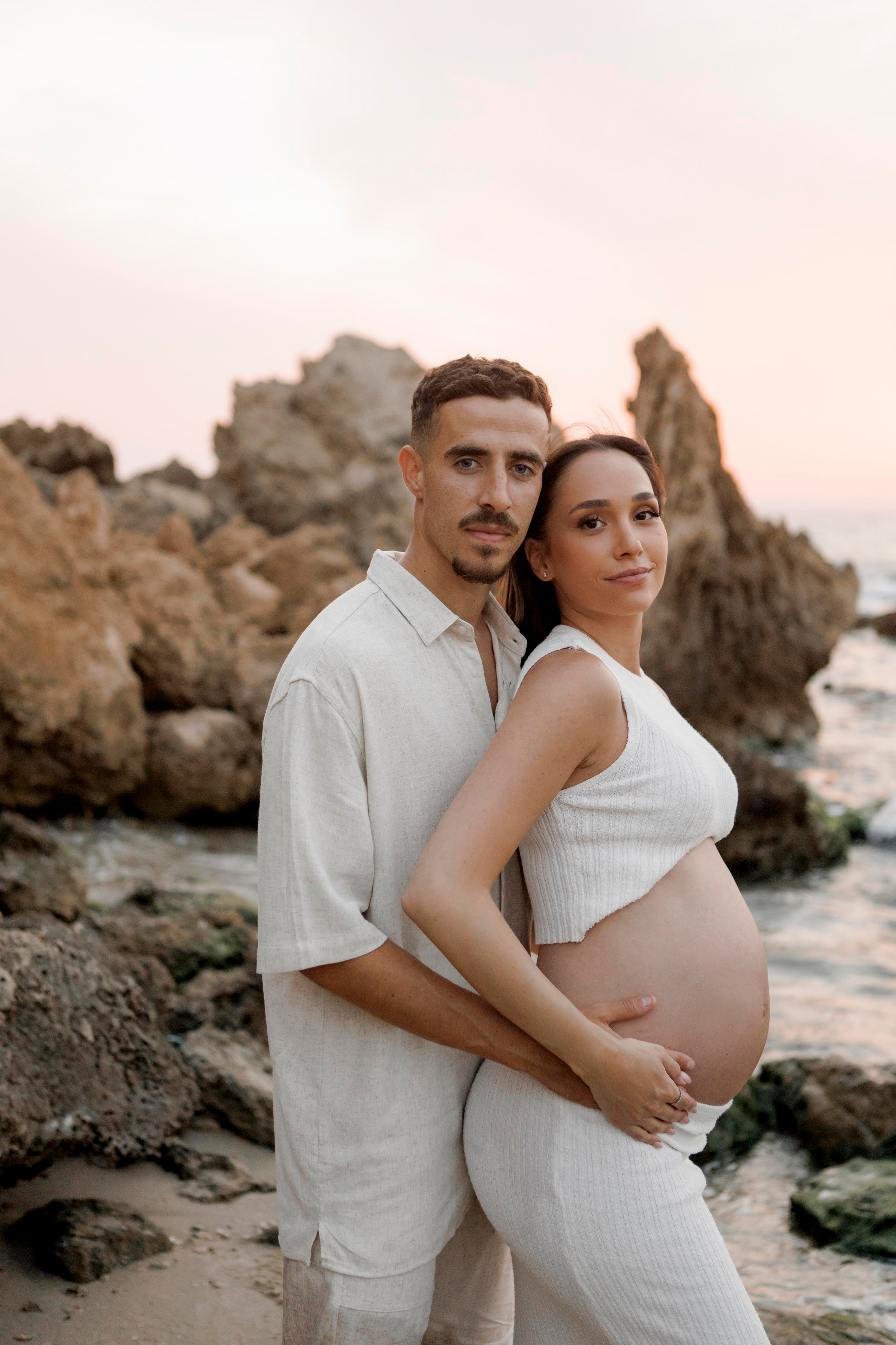 Pregnancy photoshoot near the sea. Главная