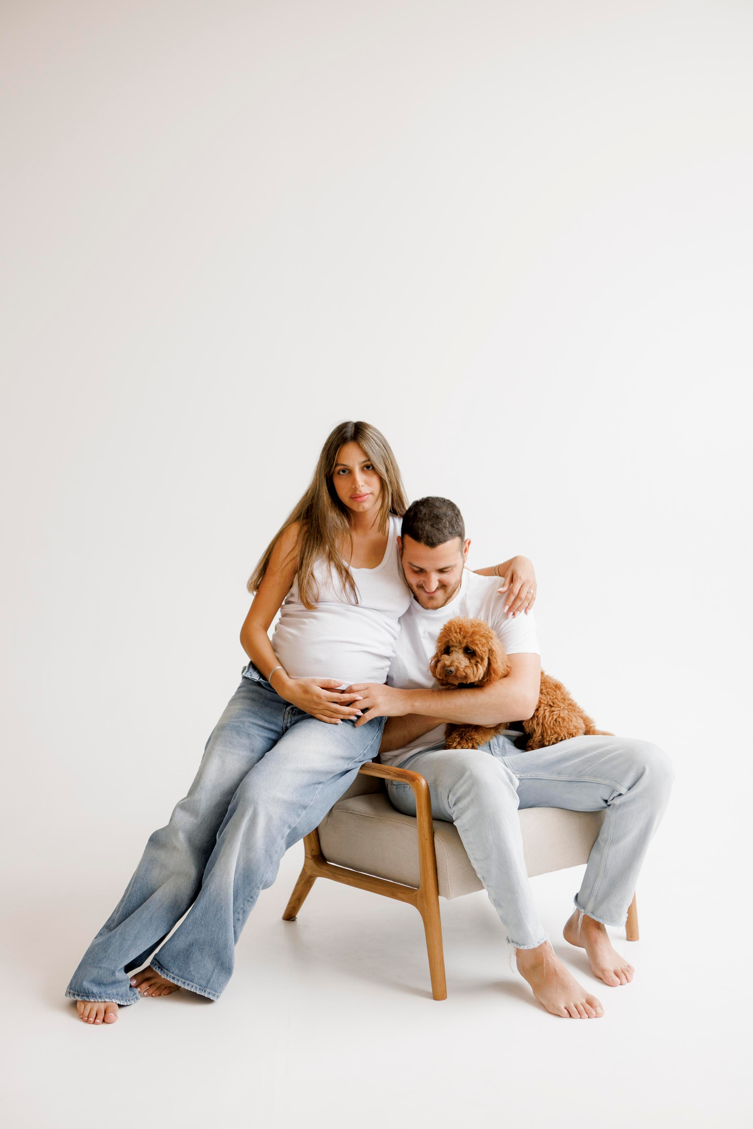 Pregnancy photoshoot inside the White studio. Главная
