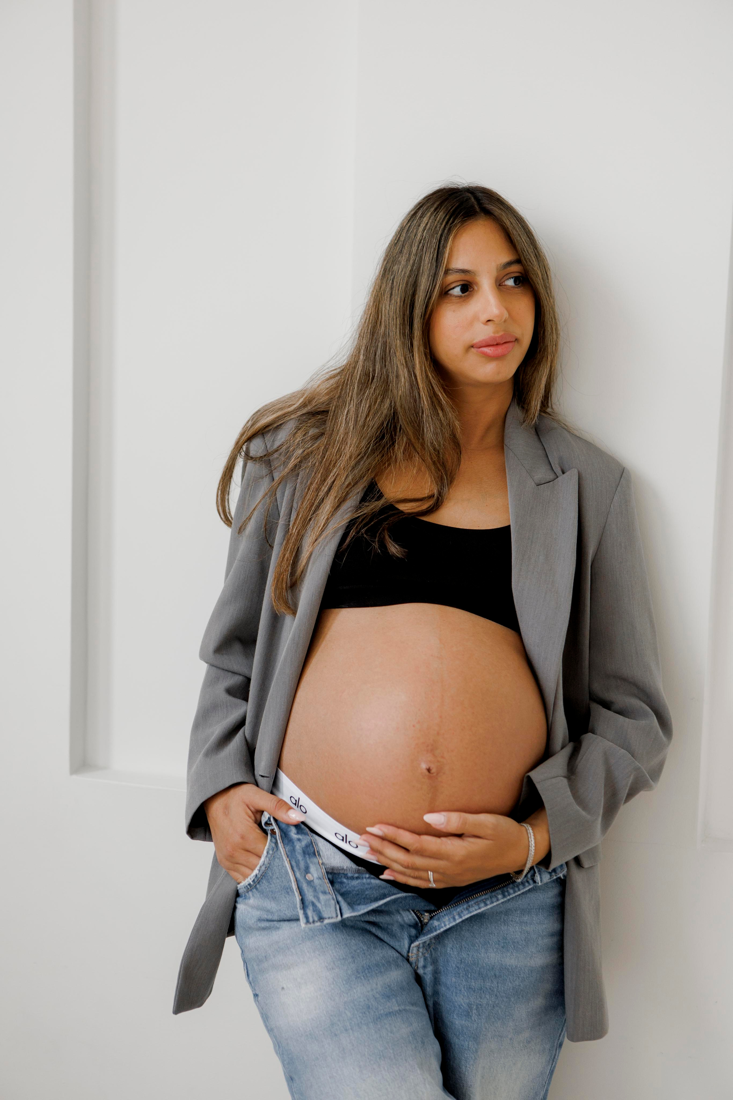 Pregnancy photoshoot inside the White studio. Главная
