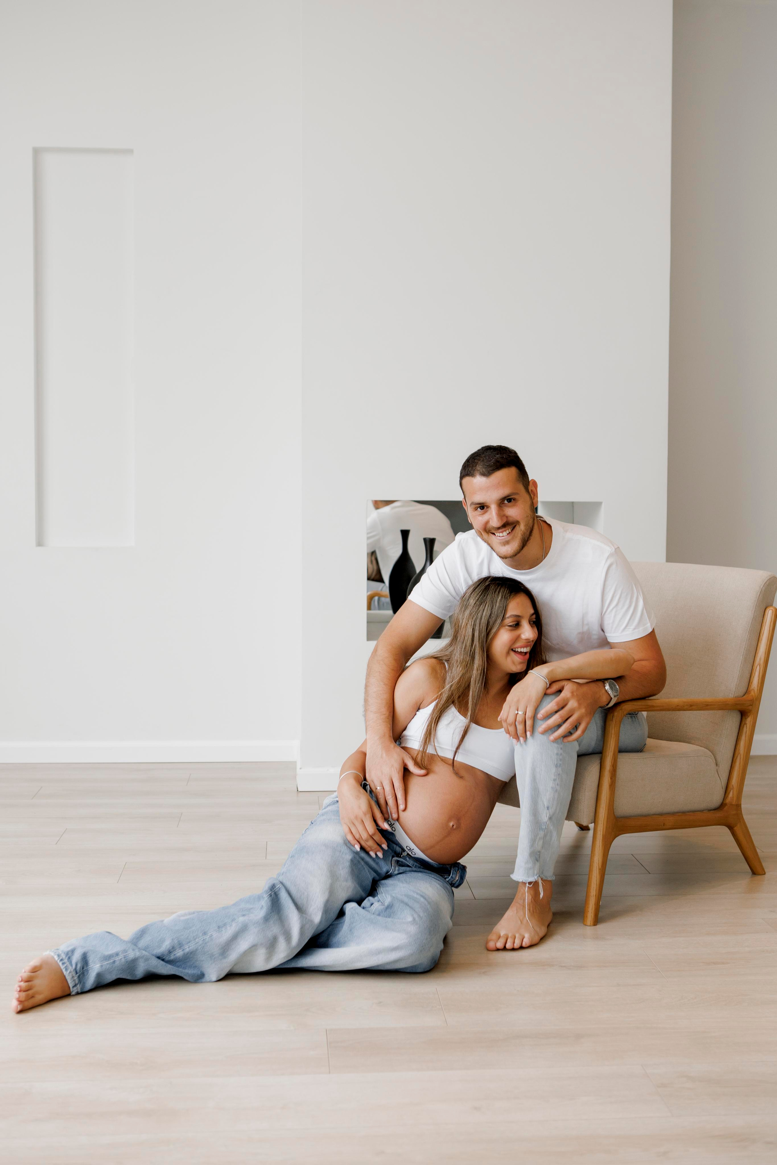 Pregnancy photoshoot inside the White studio. Главная