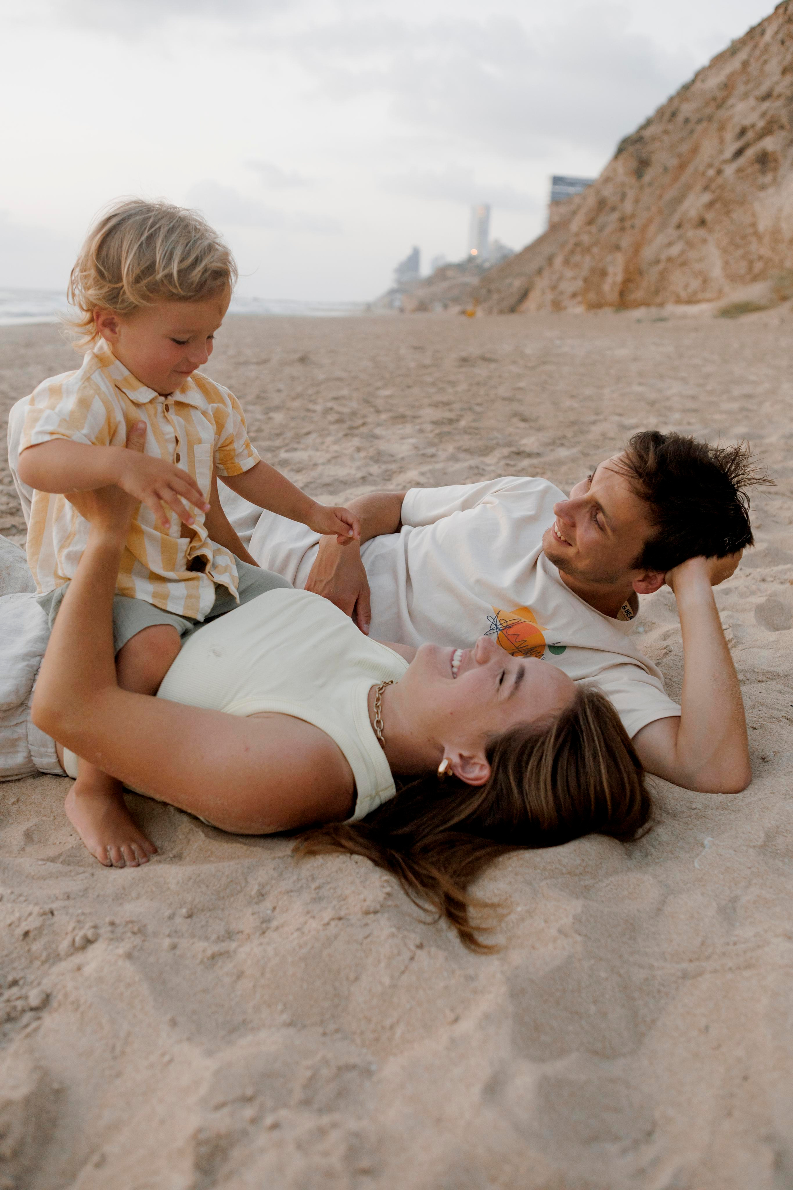 Family photoshoot near the sea (sunset). Главная