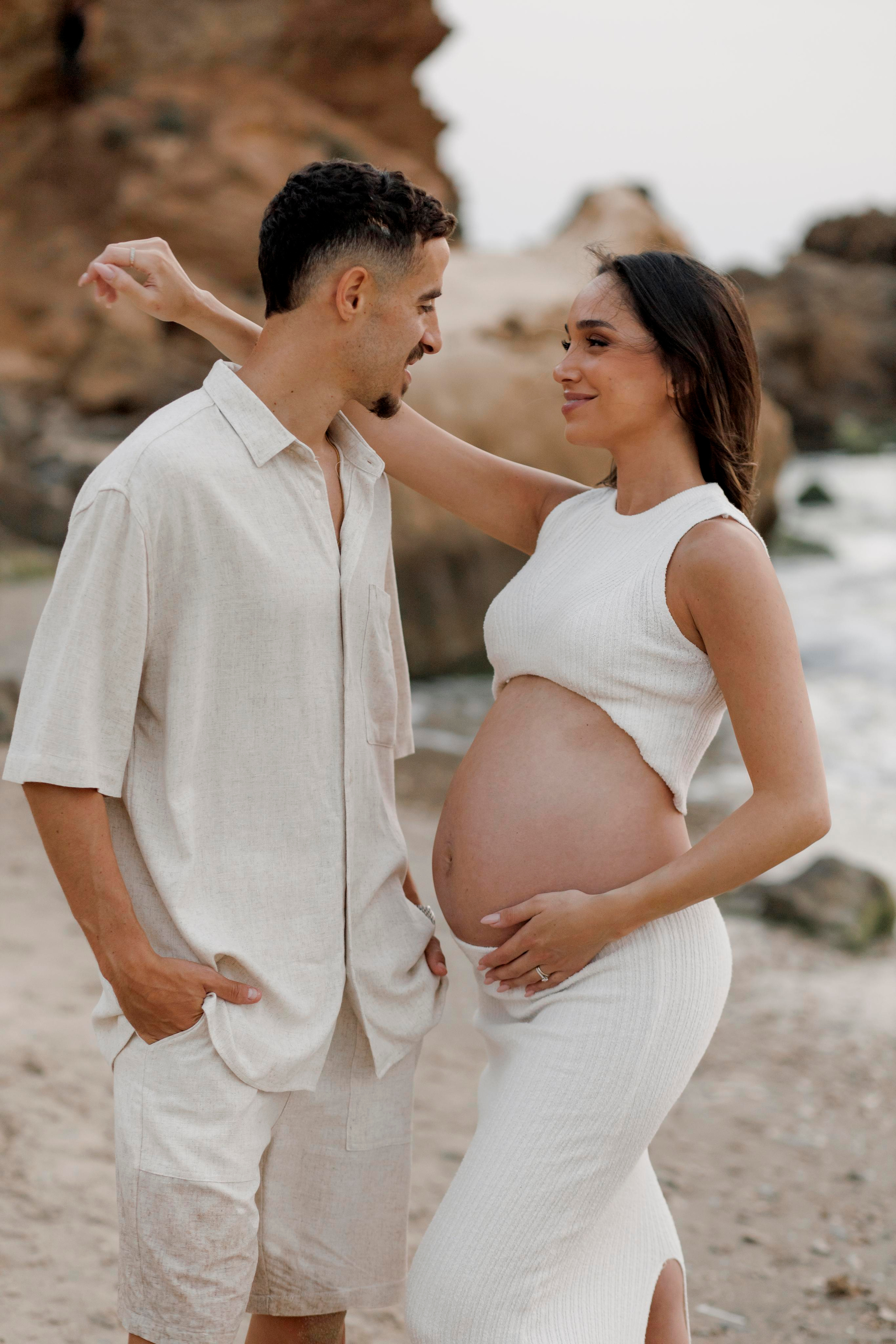 Pregnancy photoshoot near the sea. Главная