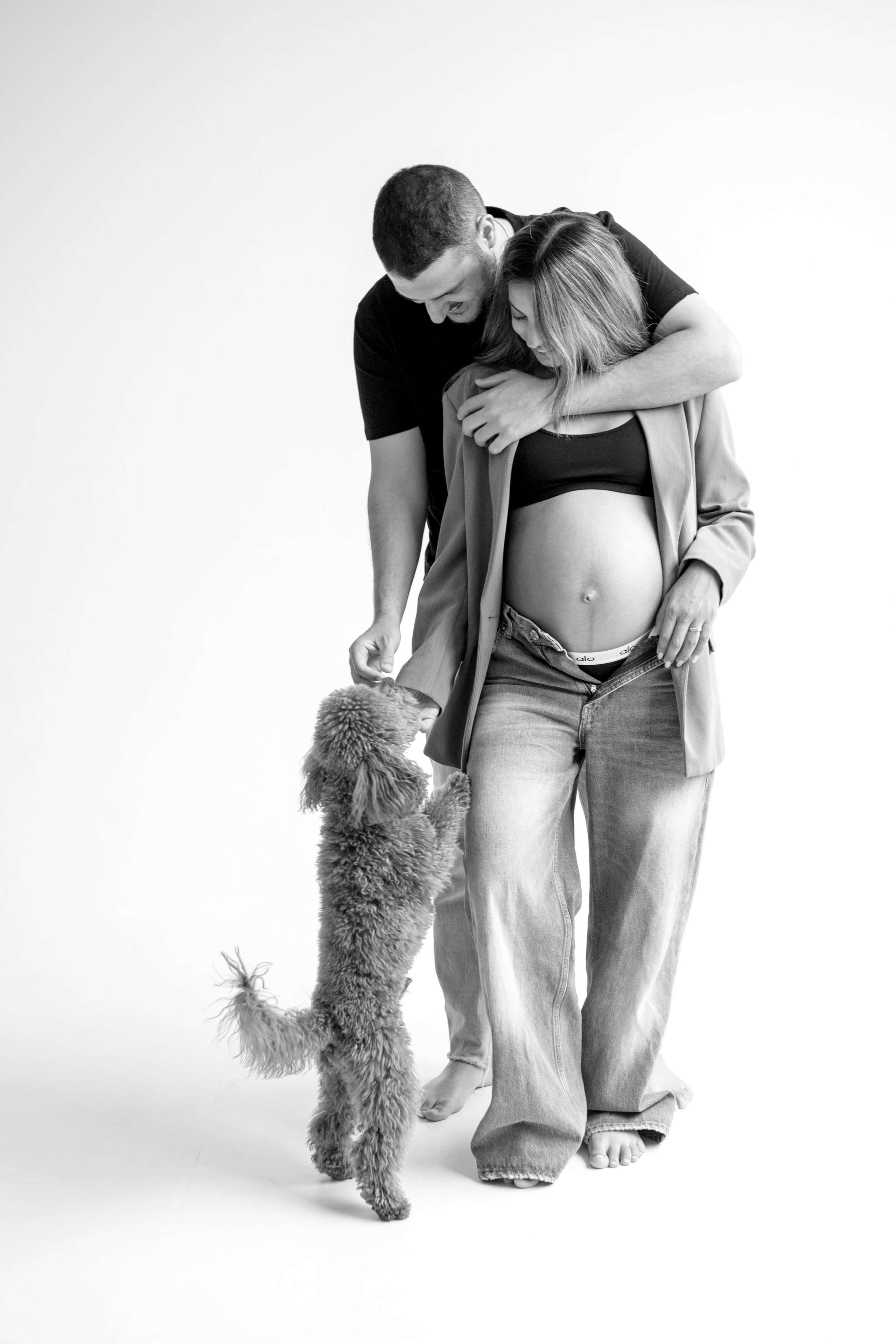 Pregnancy photoshoot inside the White studio. Главная