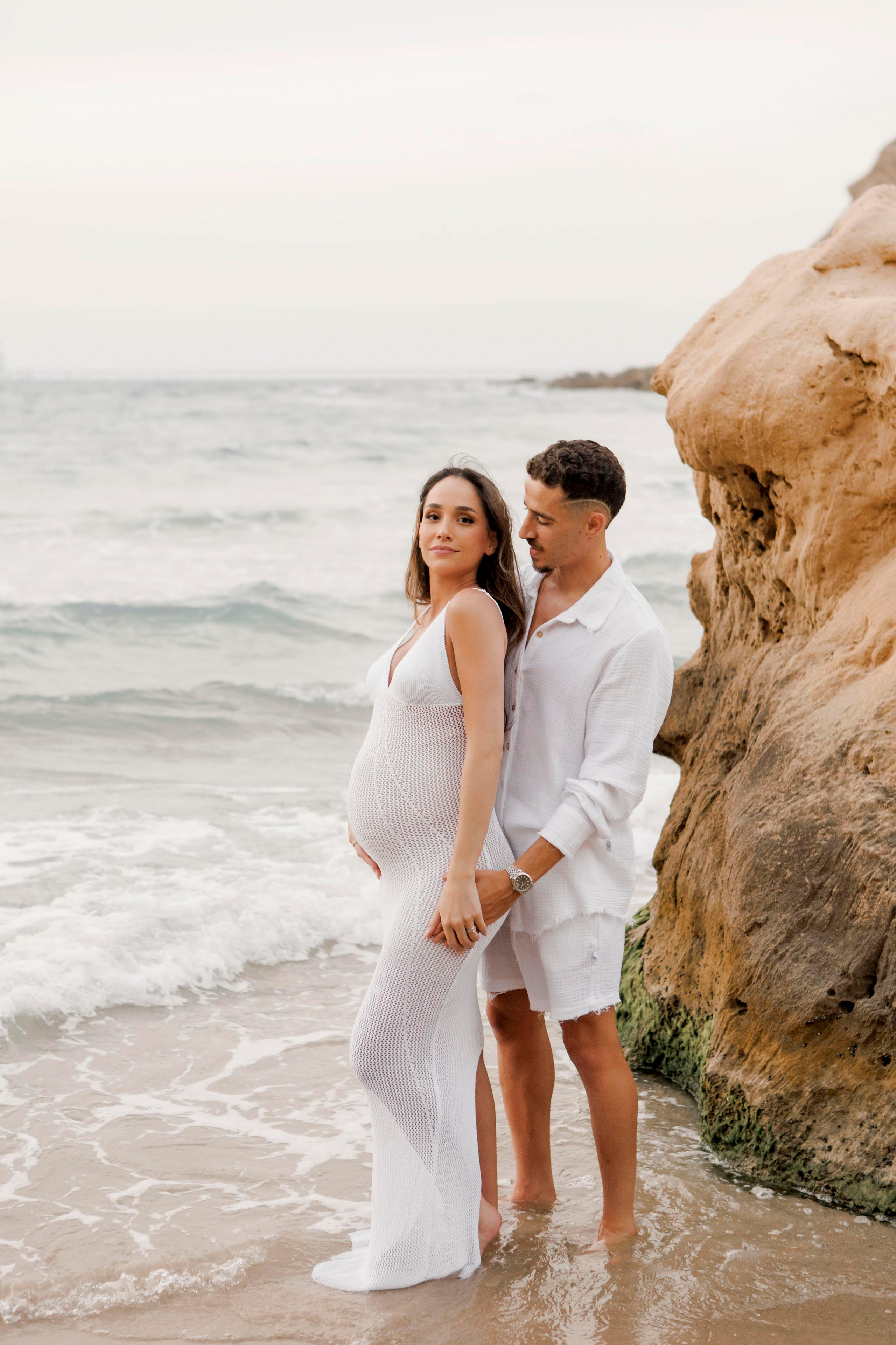 Pregnancy photoshoot near the sea. Главная