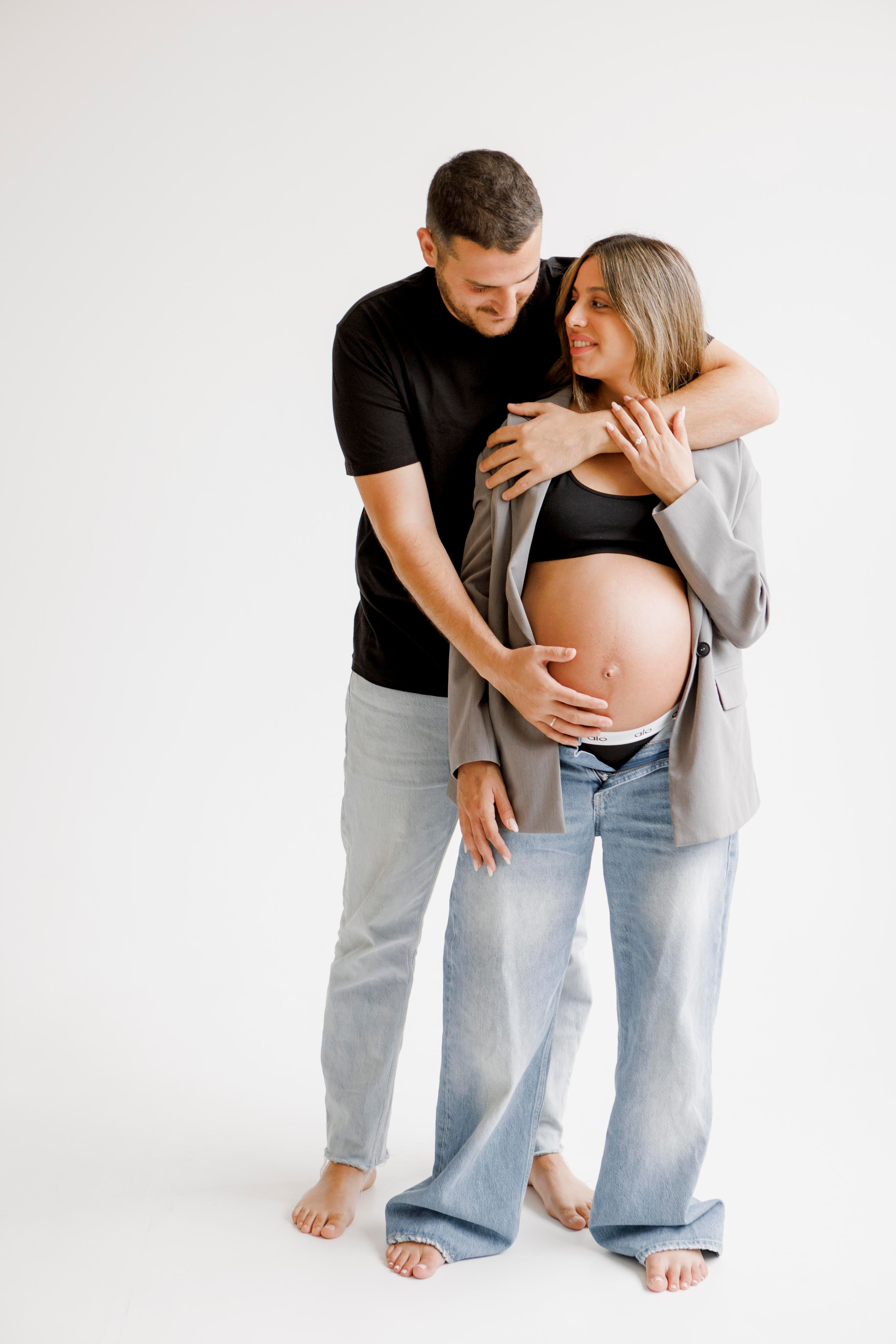 Pregnancy photoshoot inside the White studio. Главная