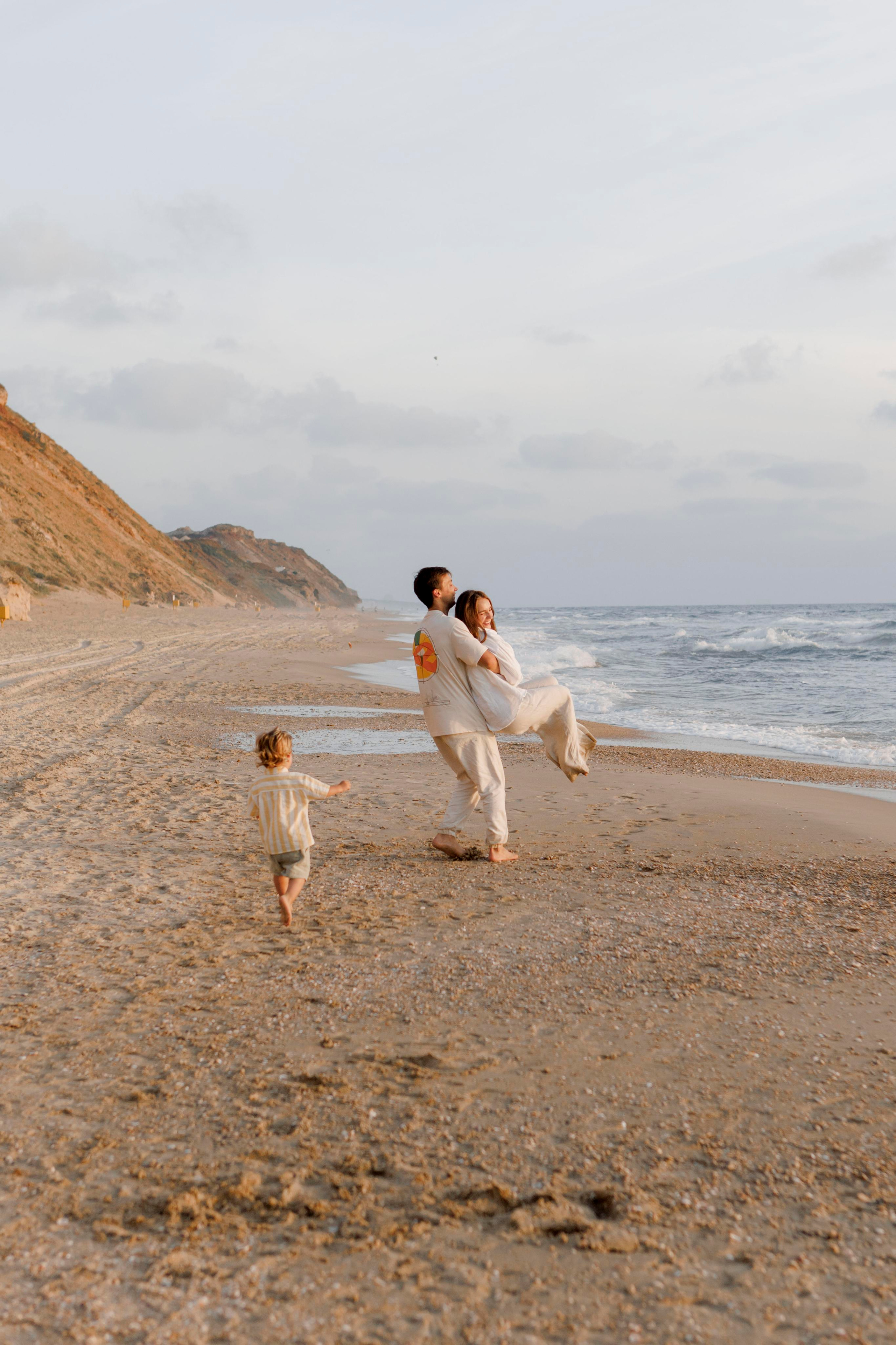 Family photoshoot near the sea (sunset). Главная