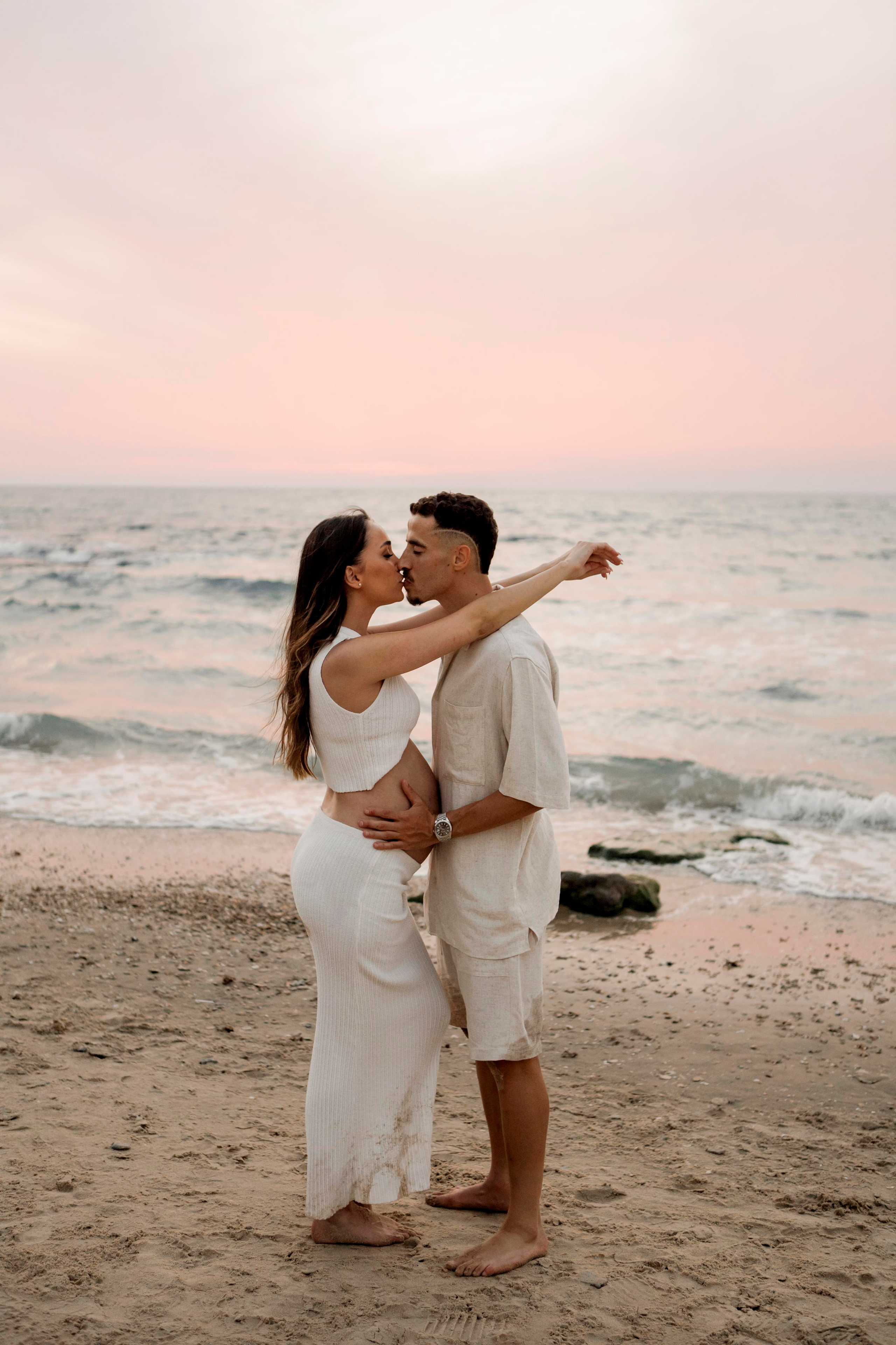 Pregnancy photoshoot near the sea. Главная