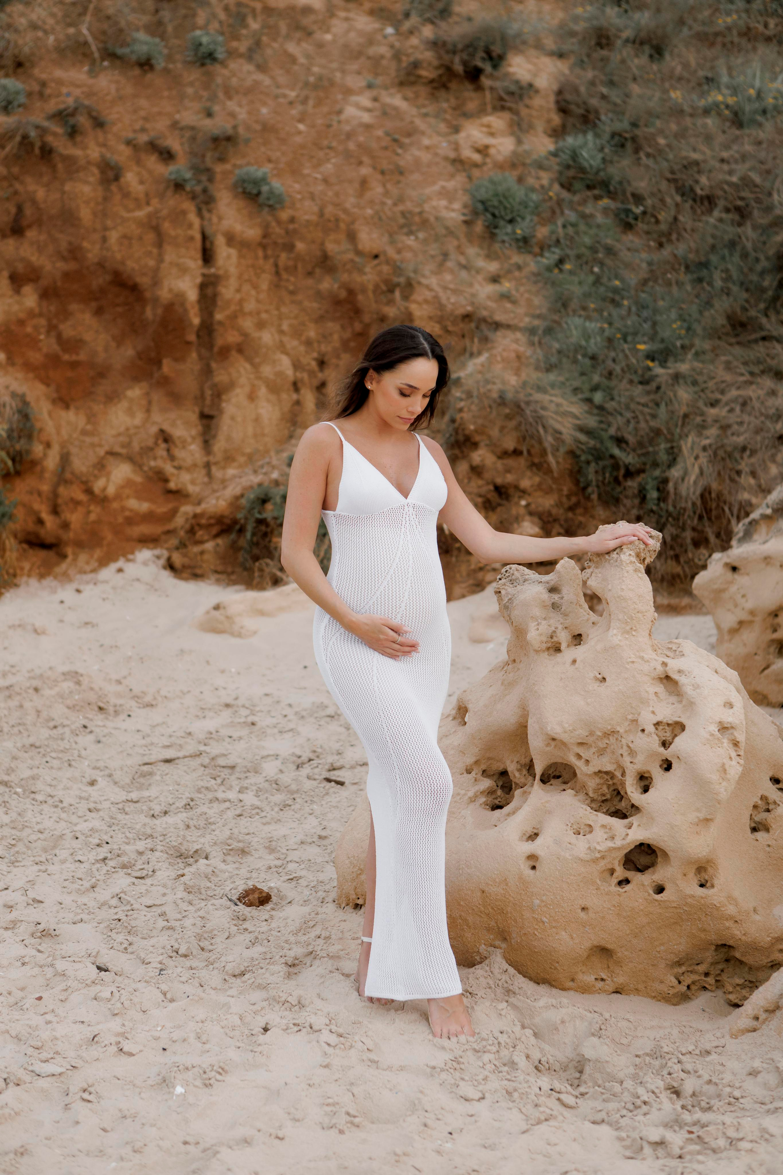 Pregnancy photoshoot near the sea. Главная