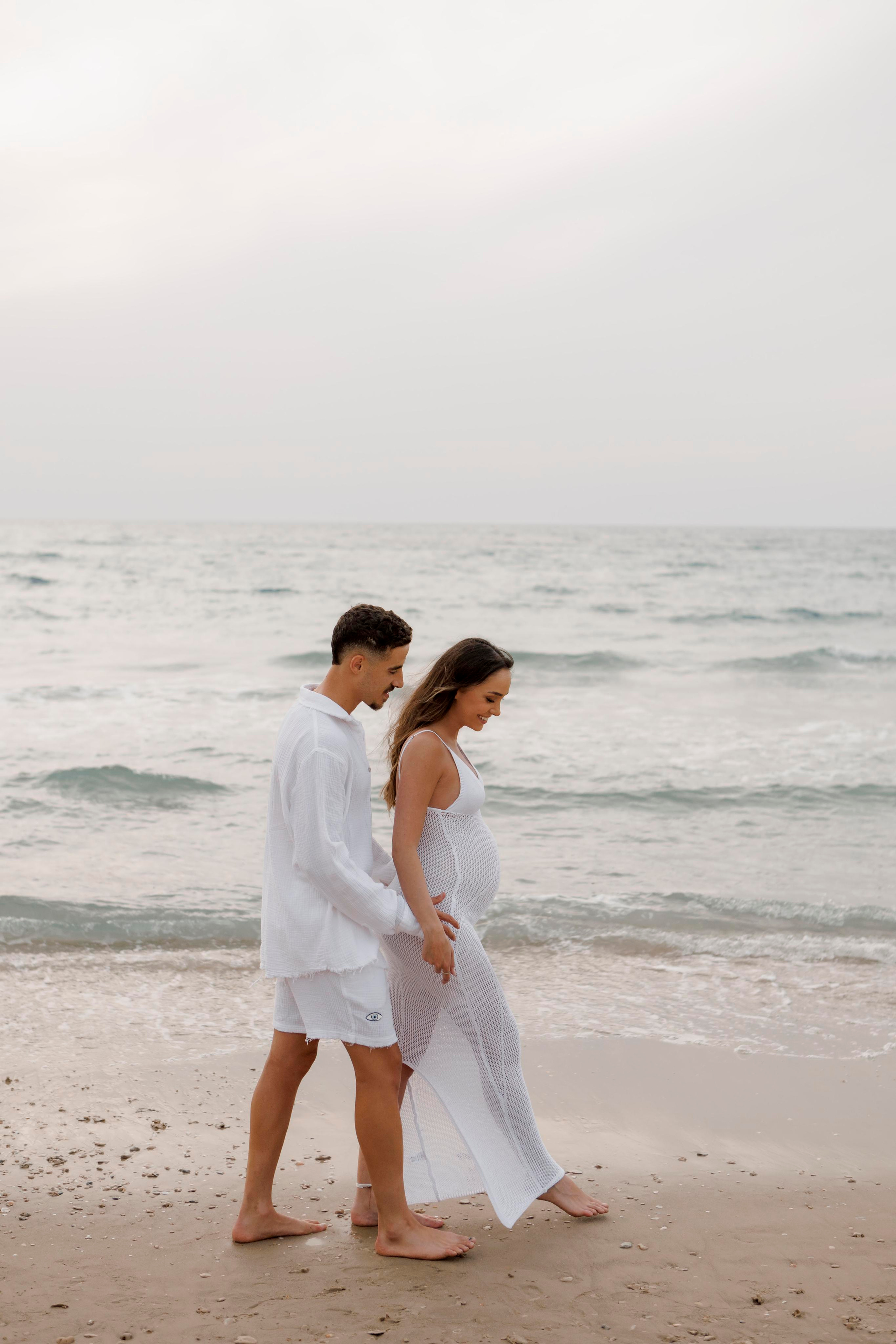 Pregnancy photoshoot near the sea. Главная
