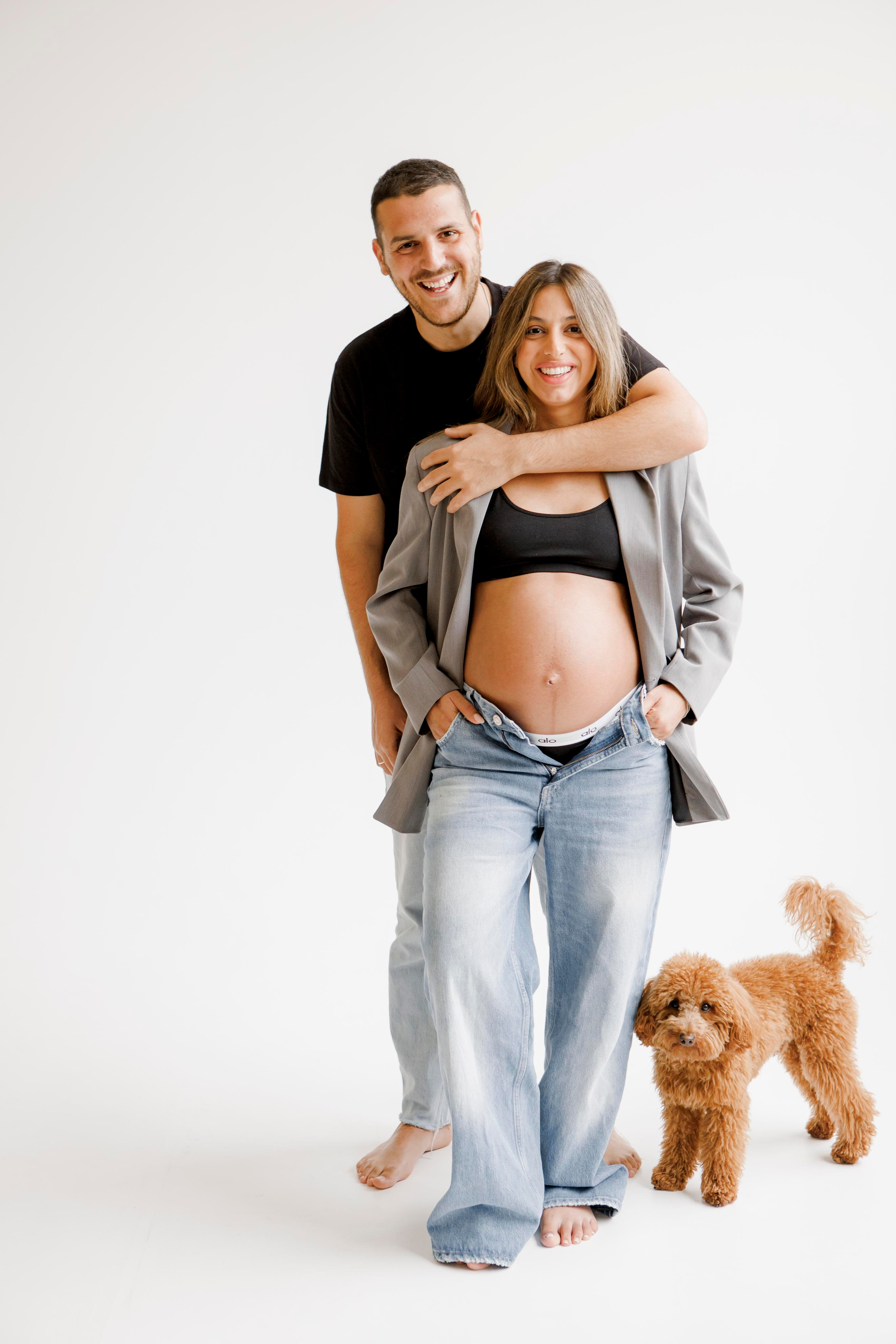 Pregnancy photoshoot inside the White studio. Главная