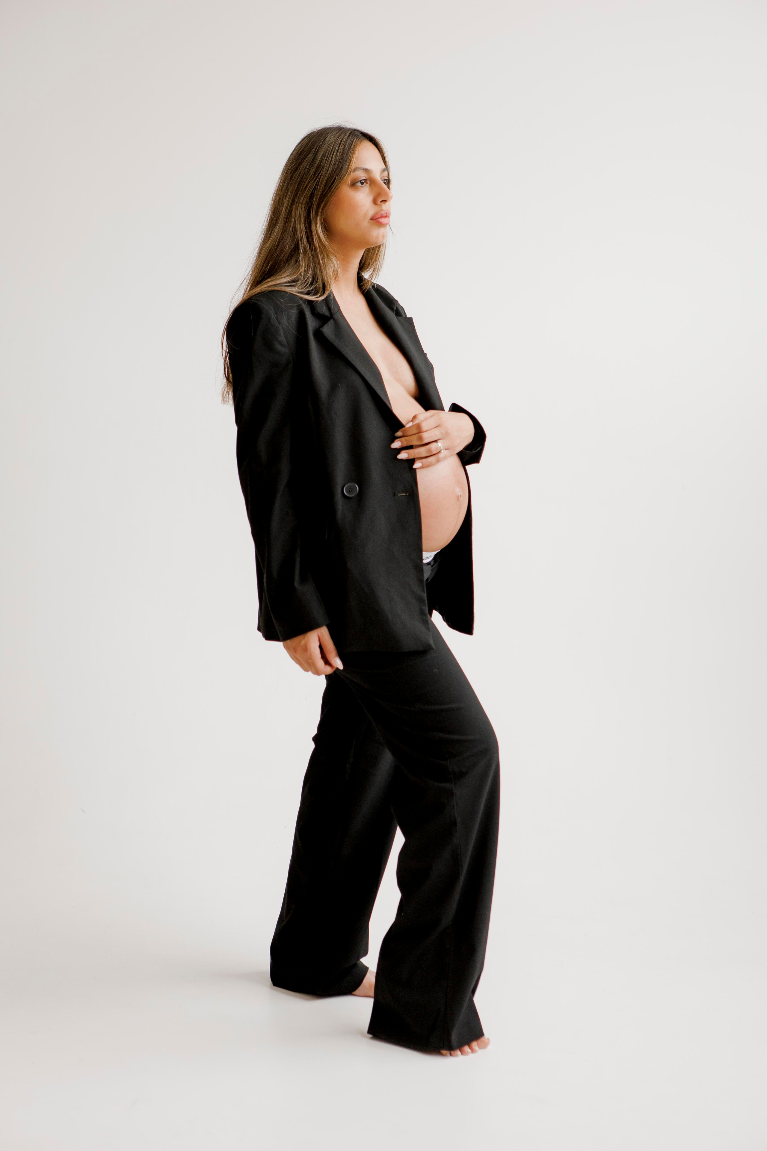 Pregnancy photoshoot inside the White studio. Главная