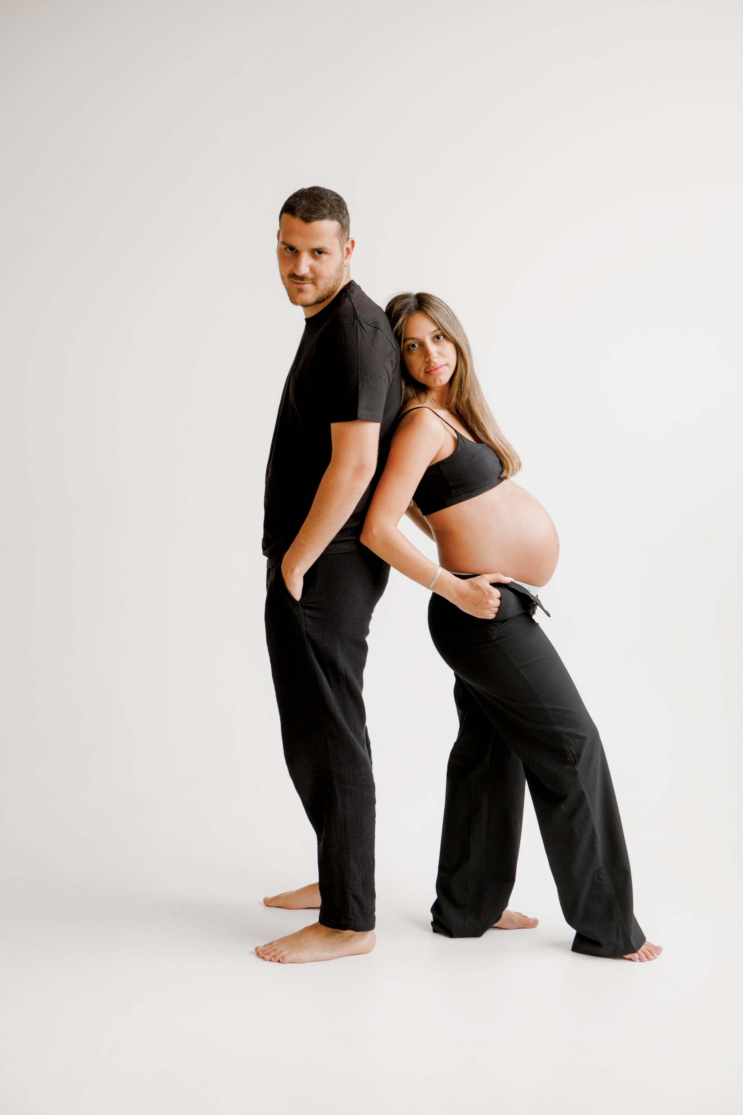 Pregnancy photoshoot inside the White studio. Главная