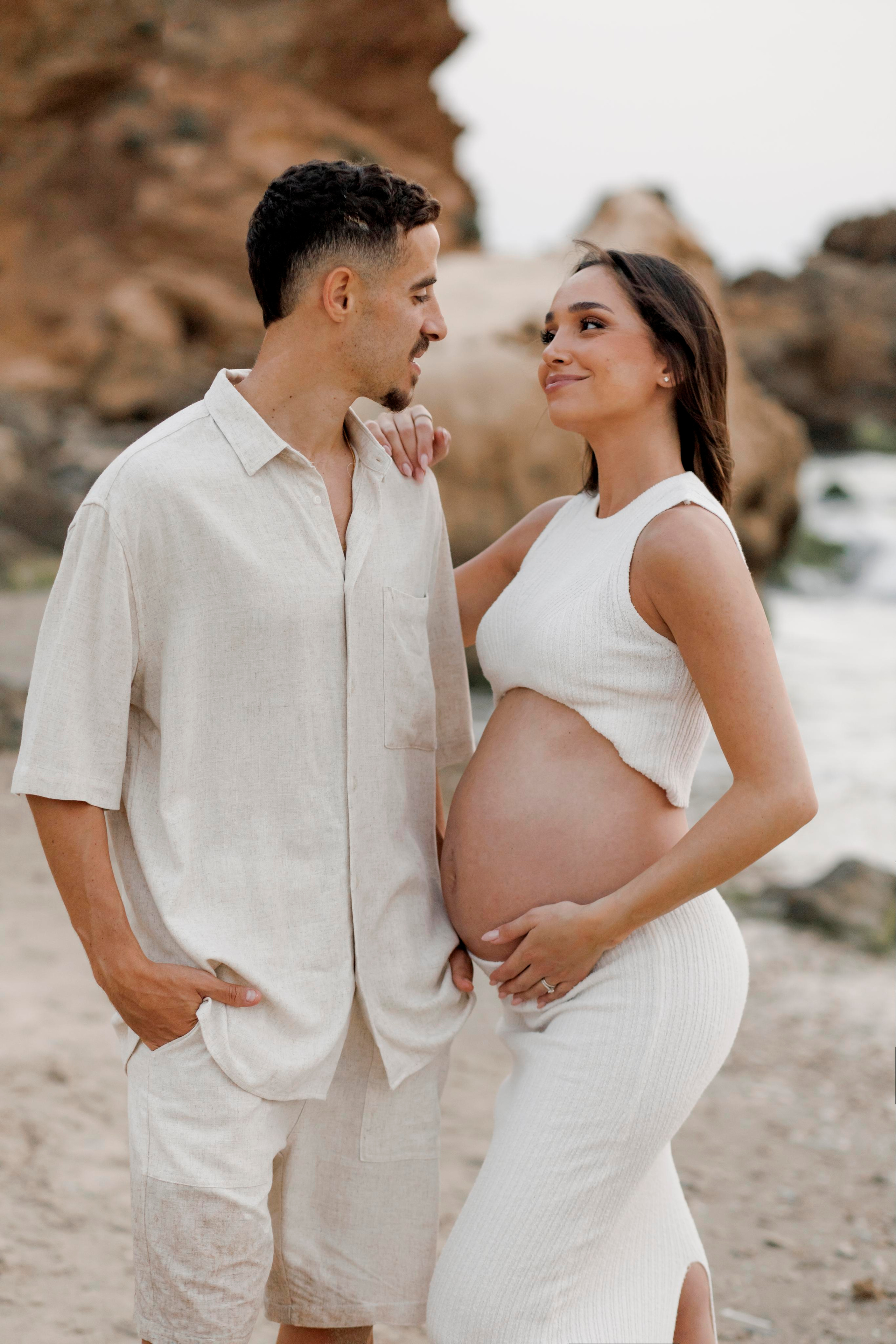 Pregnancy photoshoot near the sea. Главная
